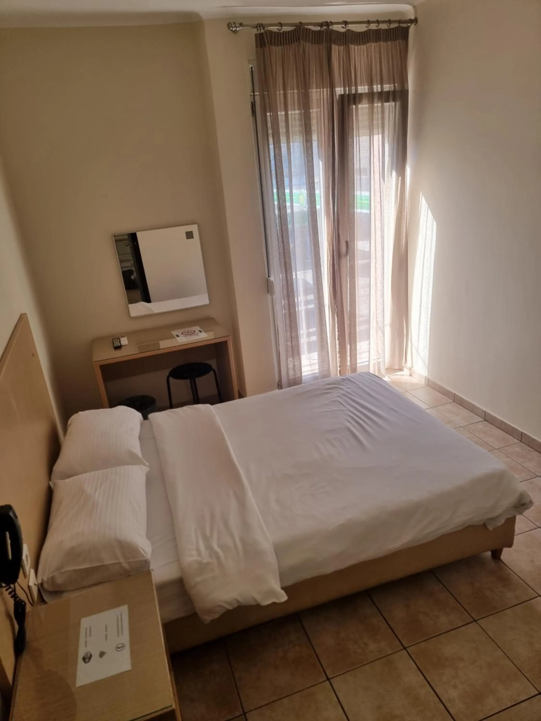 Photo of the whole room, Bed in Kentrikon