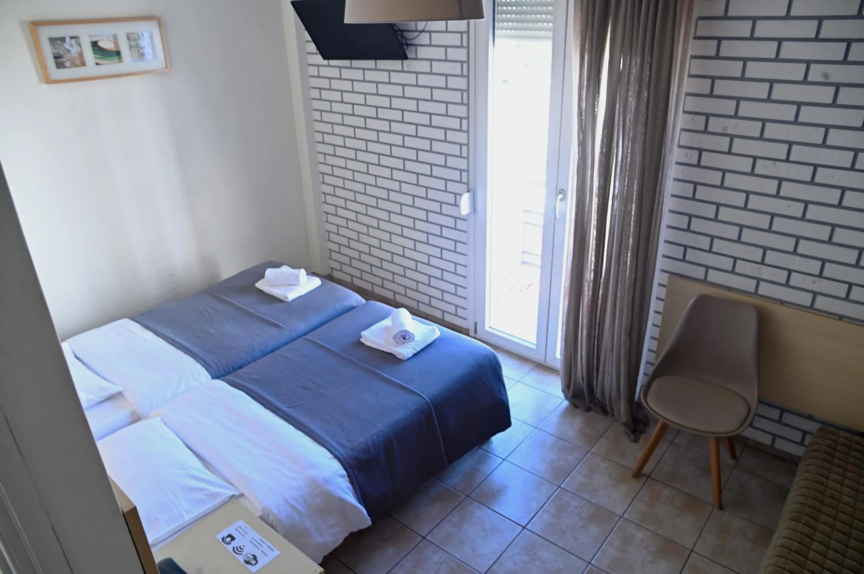 Photo of the whole room, Bed in Kentrikon