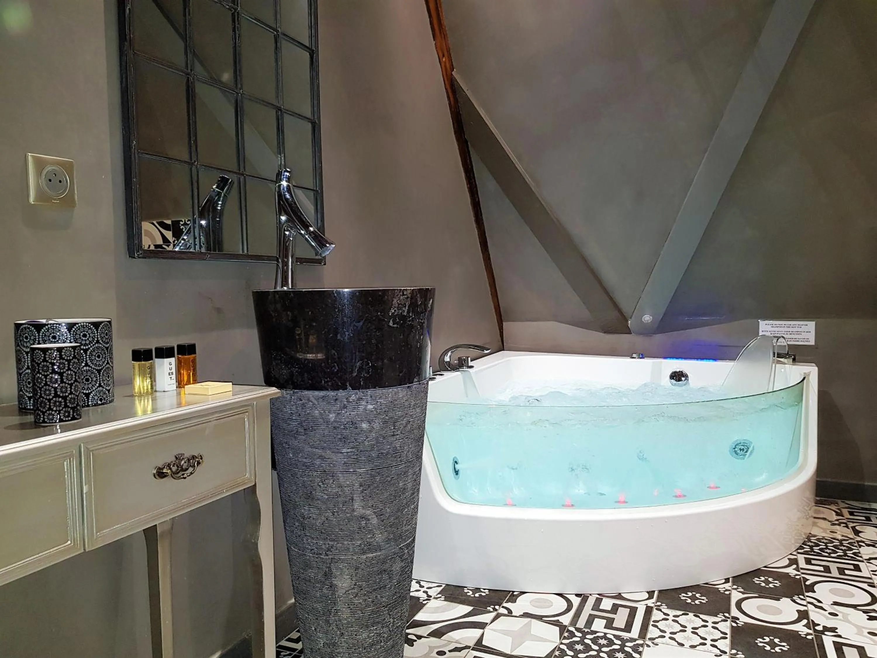 Hot Tub in Le 1615 - Luxe et Spa