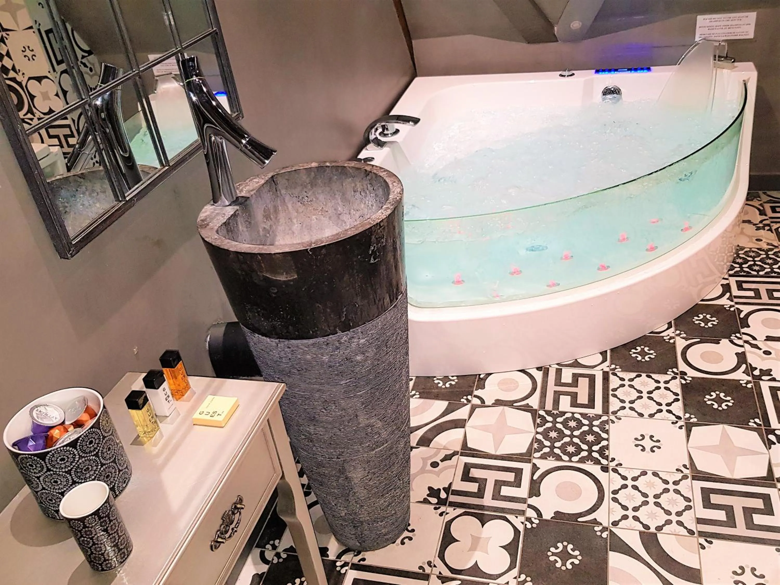 Hot Tub in Le 1615 - Luxe et Spa