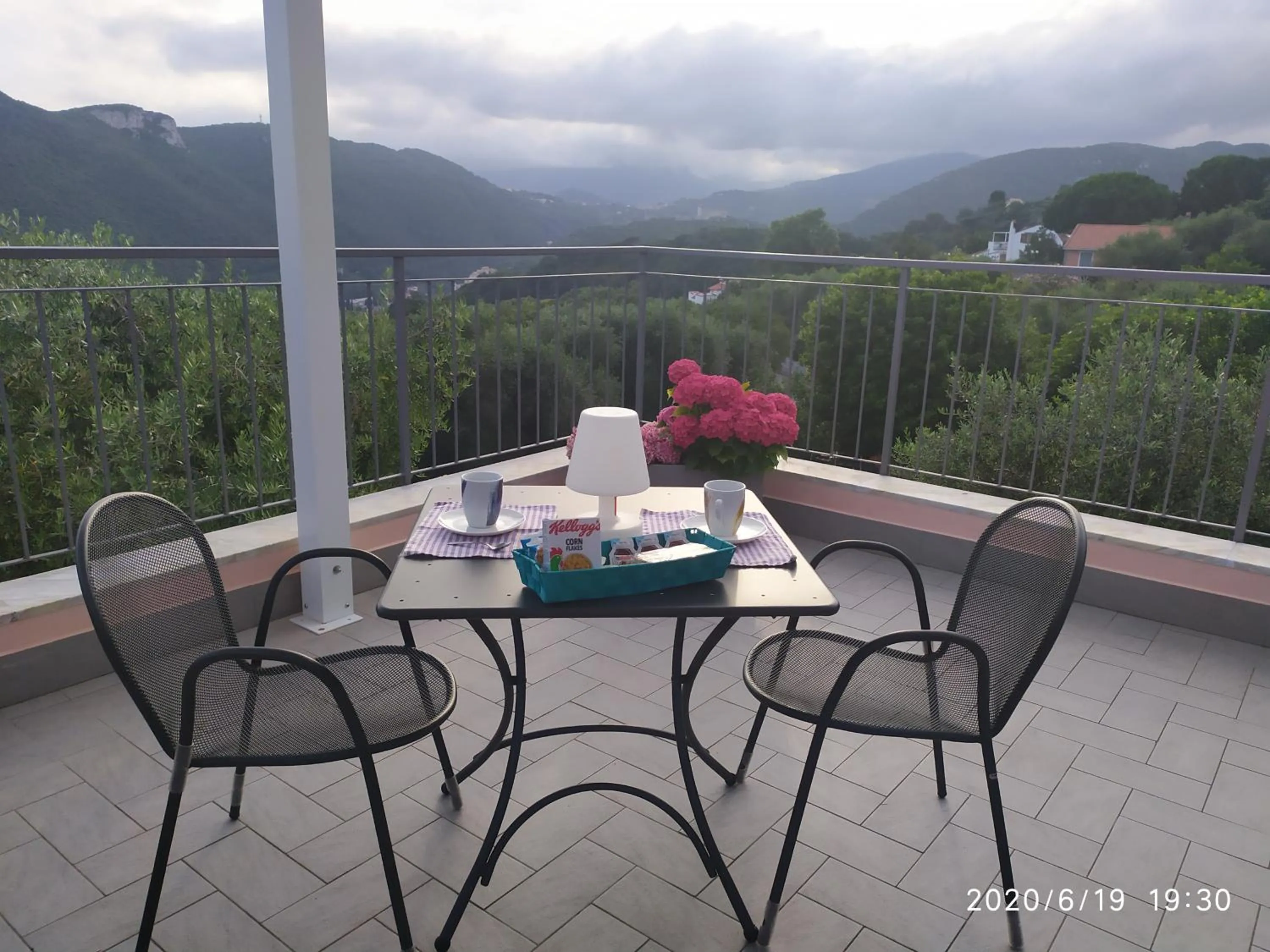 Balcony/Terrace in La vie est belle