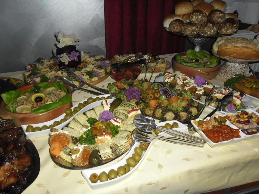 Restaurant/places to eat in Garni Hotel Lama