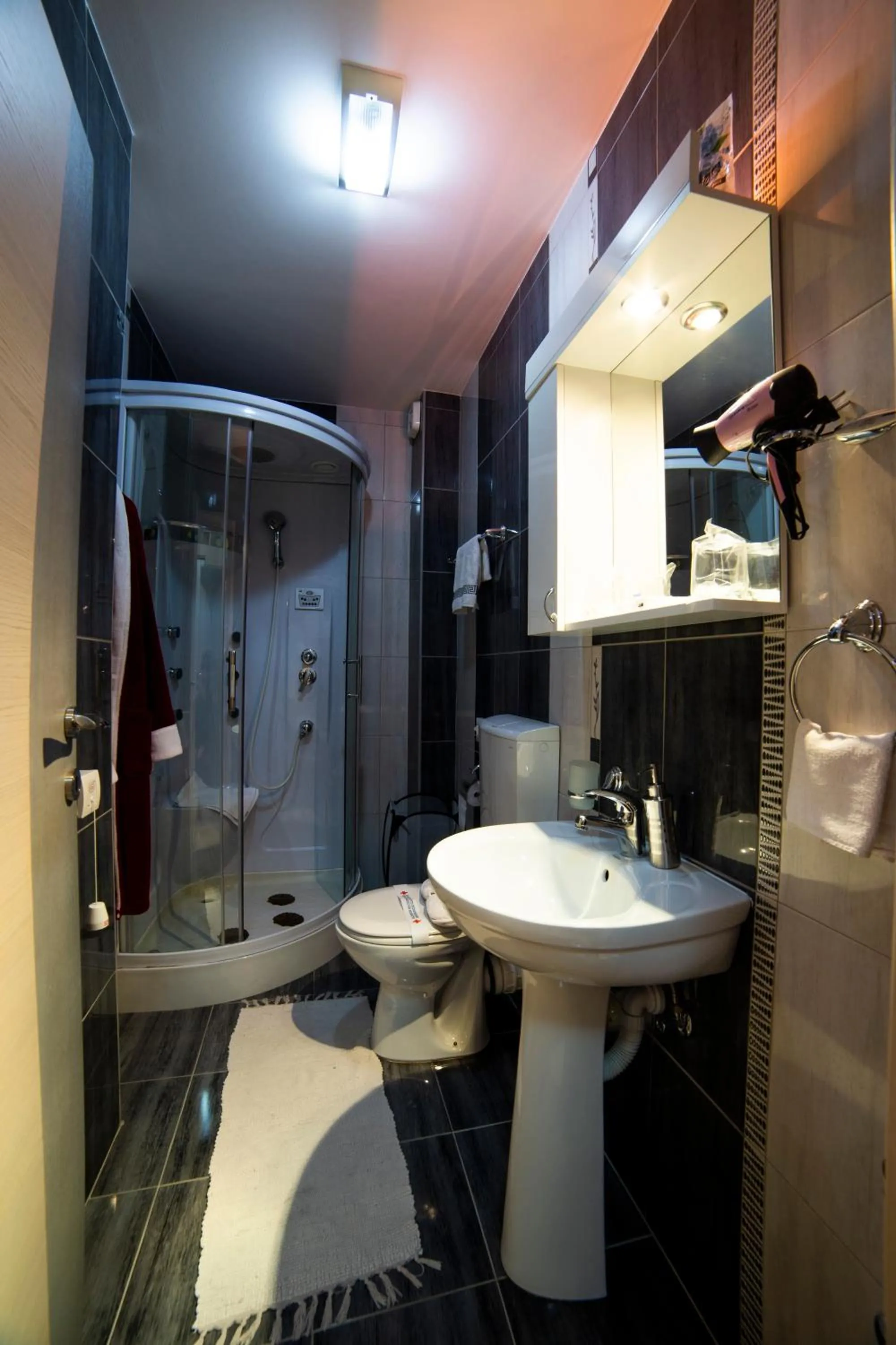 Shower in Garni Hotel Lama