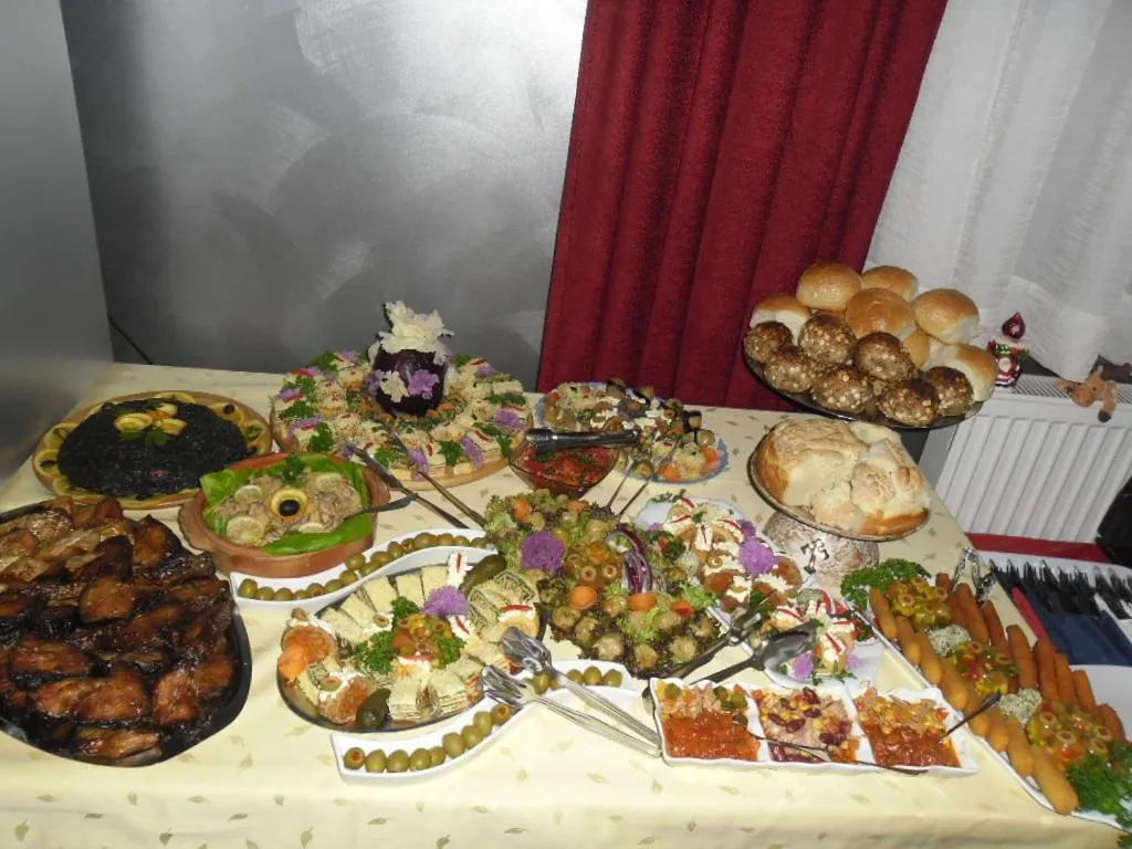 Restaurant/places to eat in Garni Hotel Lama