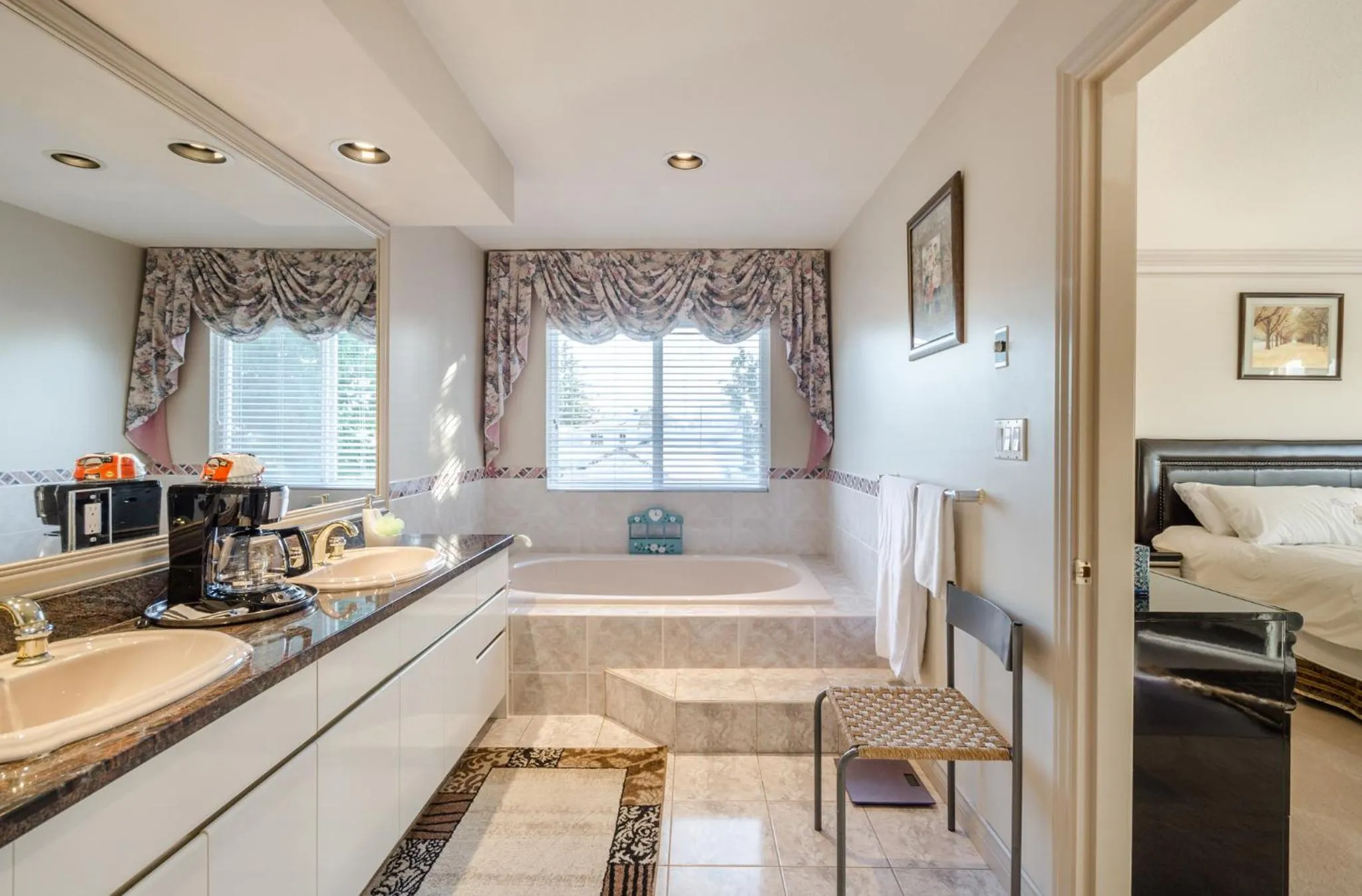 Bathroom, Bed in Jessicahouse ltd.