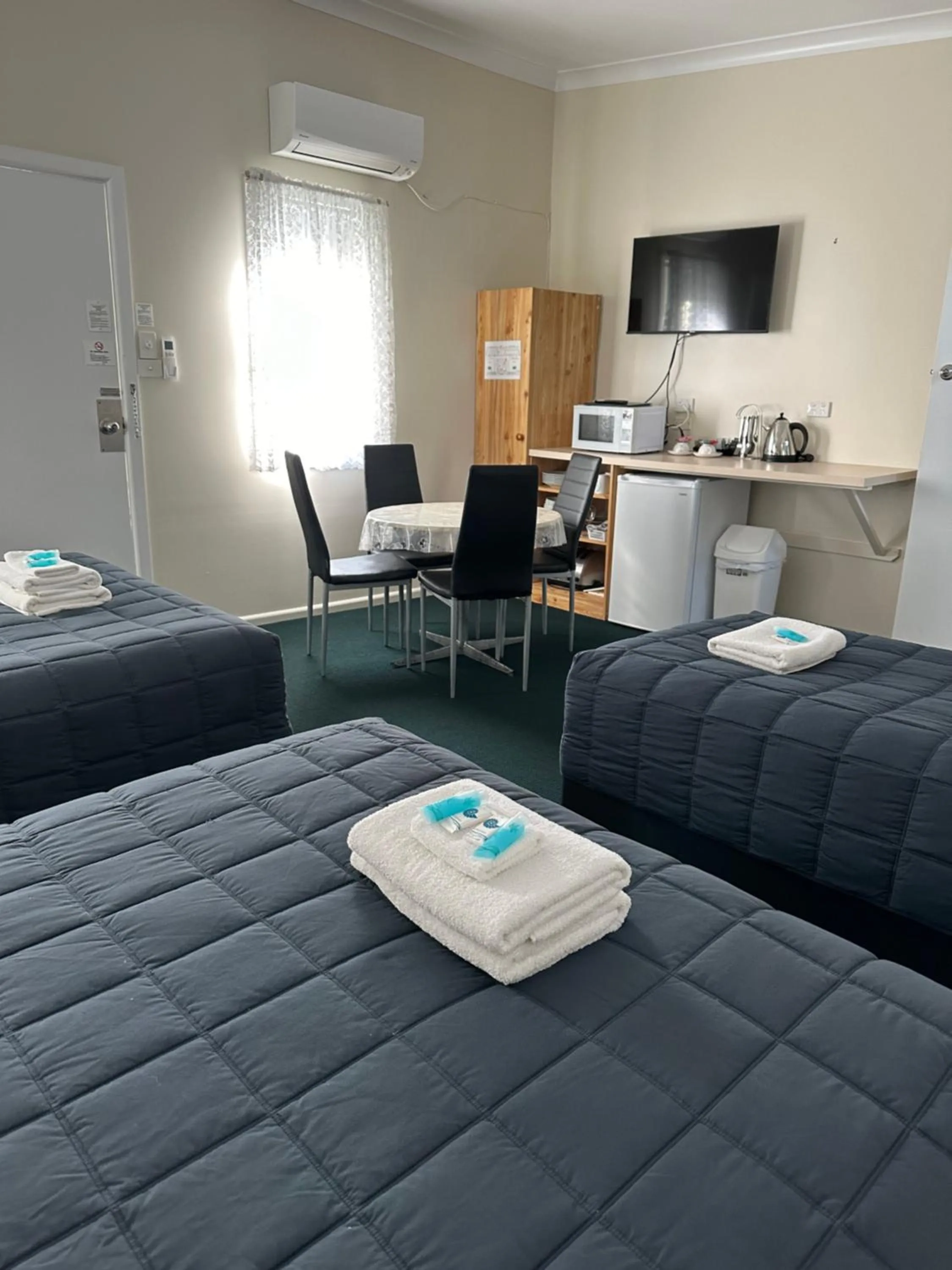 TV and multimedia, Bed in Fairway Lodge Motel