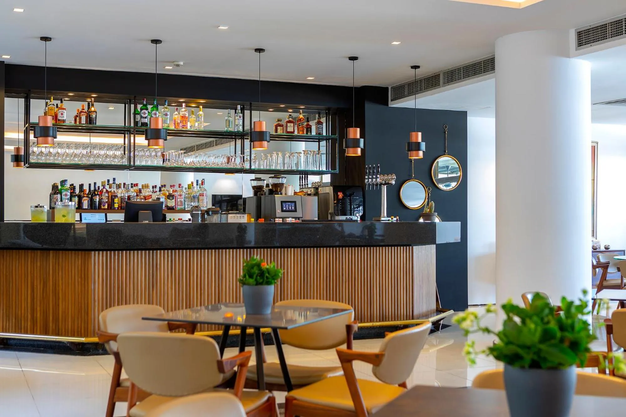 Lounge or bar in Crystal Springs Beach Hotel