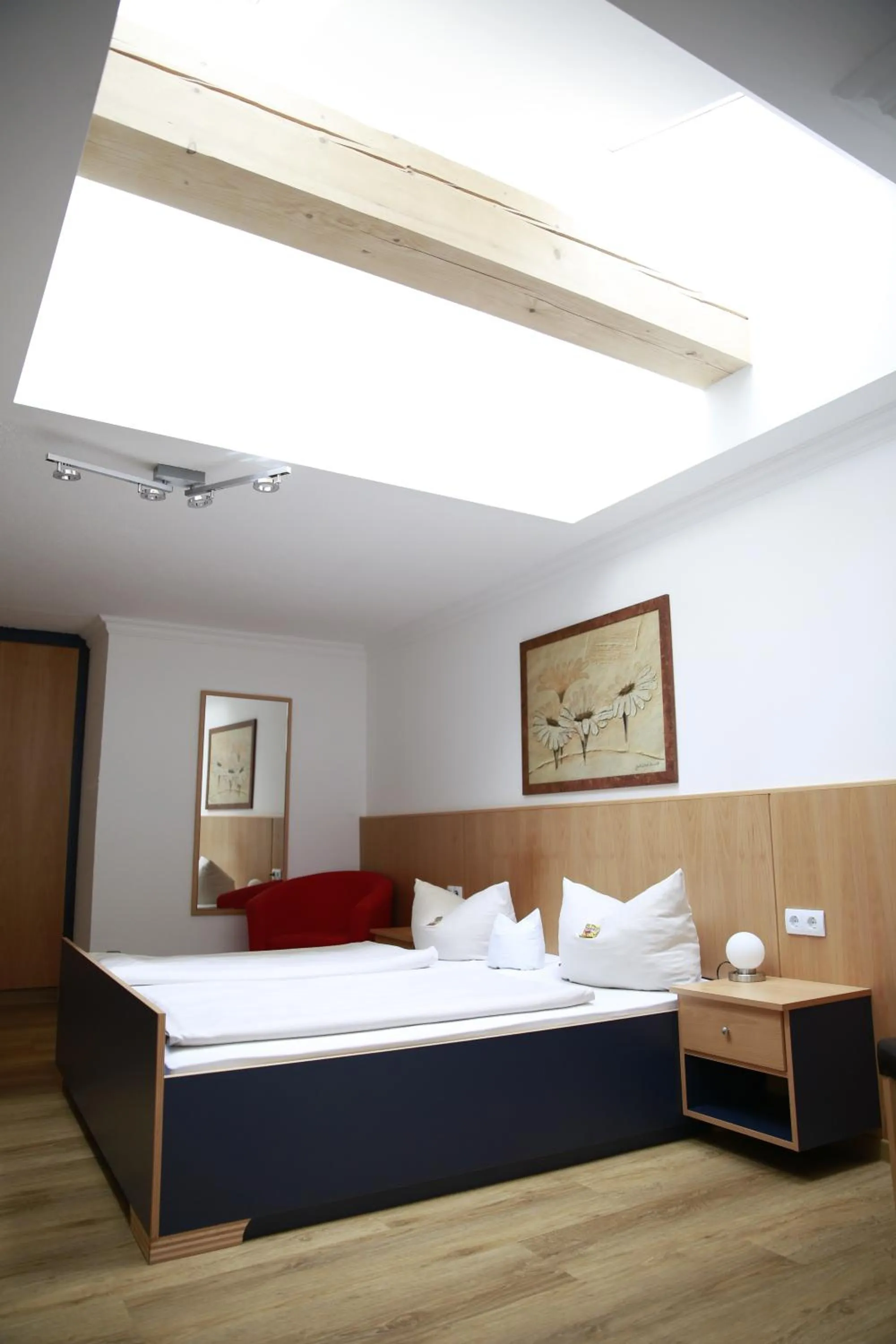 Photo of the whole room, Bed in Hotel zur Isar