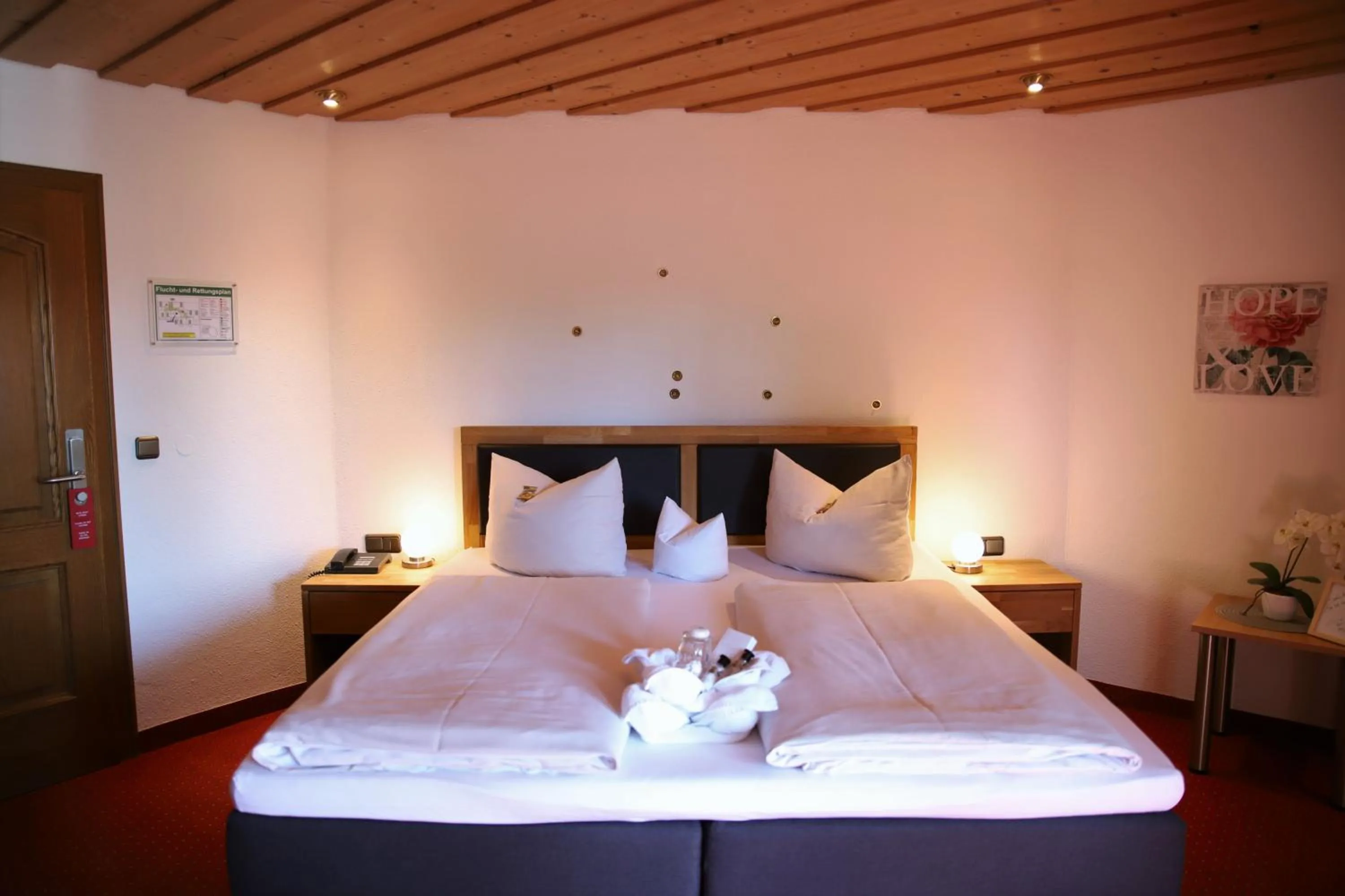 Photo of the whole room, Bed in Hotel zur Isar