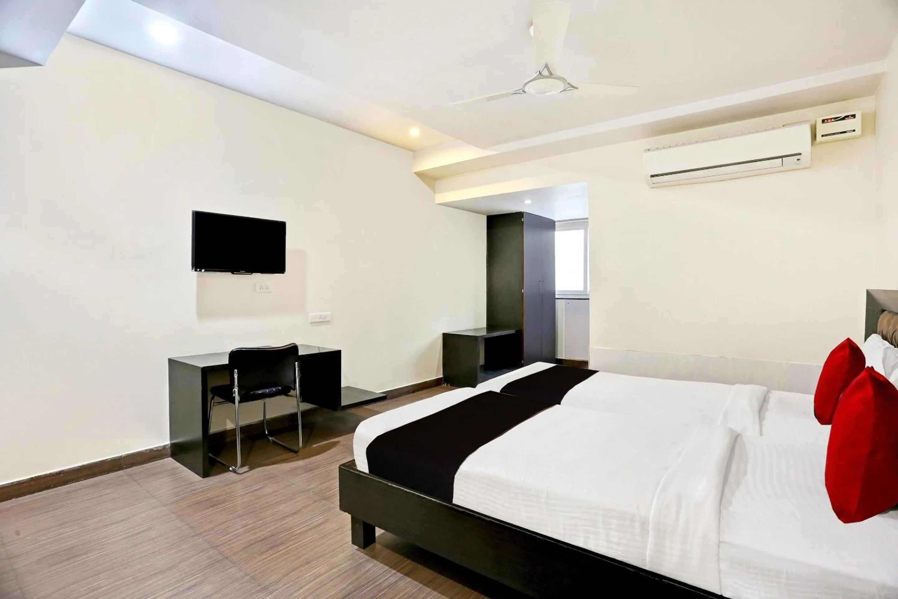 Bedroom in Townhouse Halcyon Deccan Inn Near Shilparamam