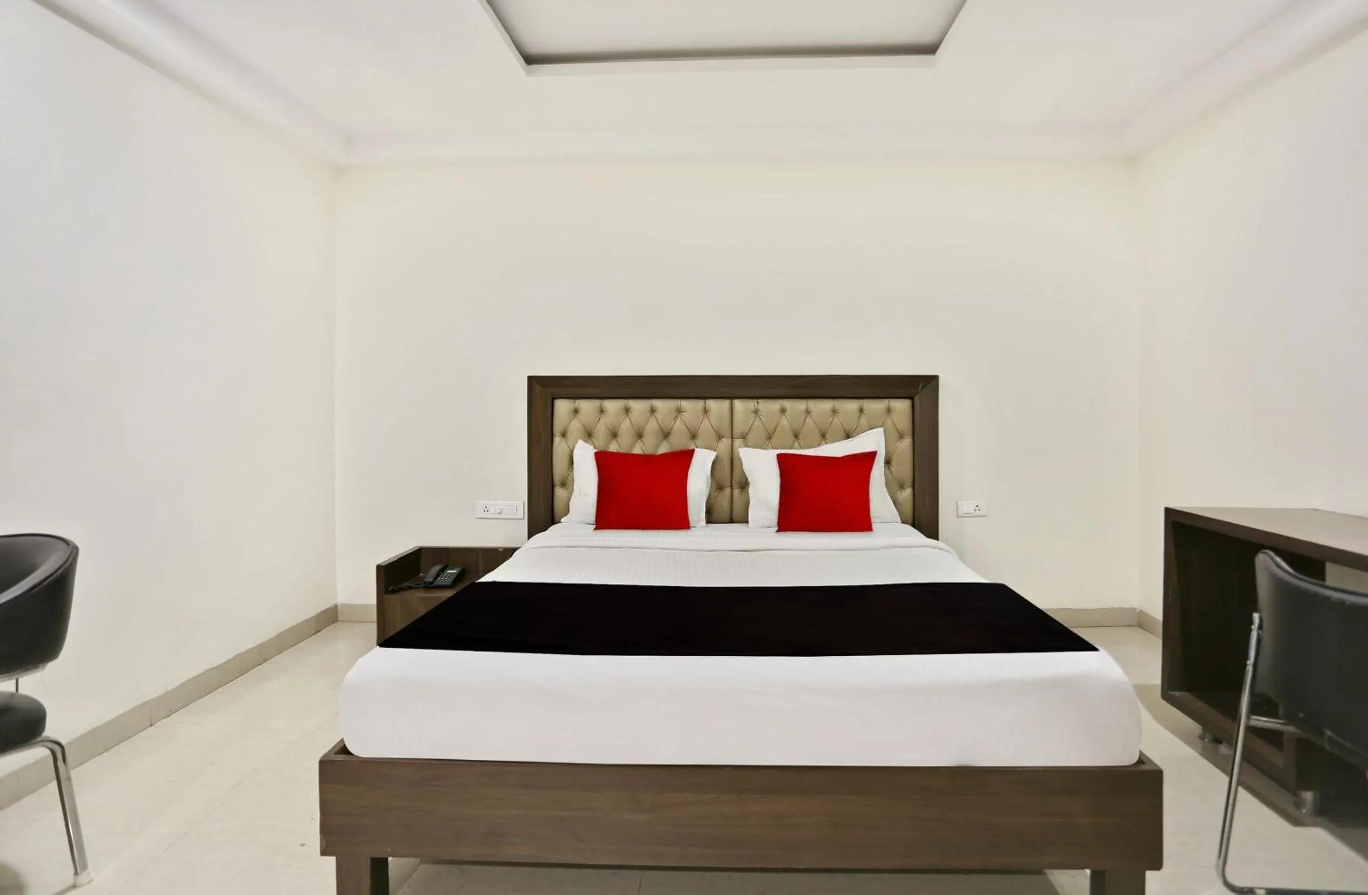 Bedroom in Townhouse Halcyon Deccan Inn Near Shilparamam