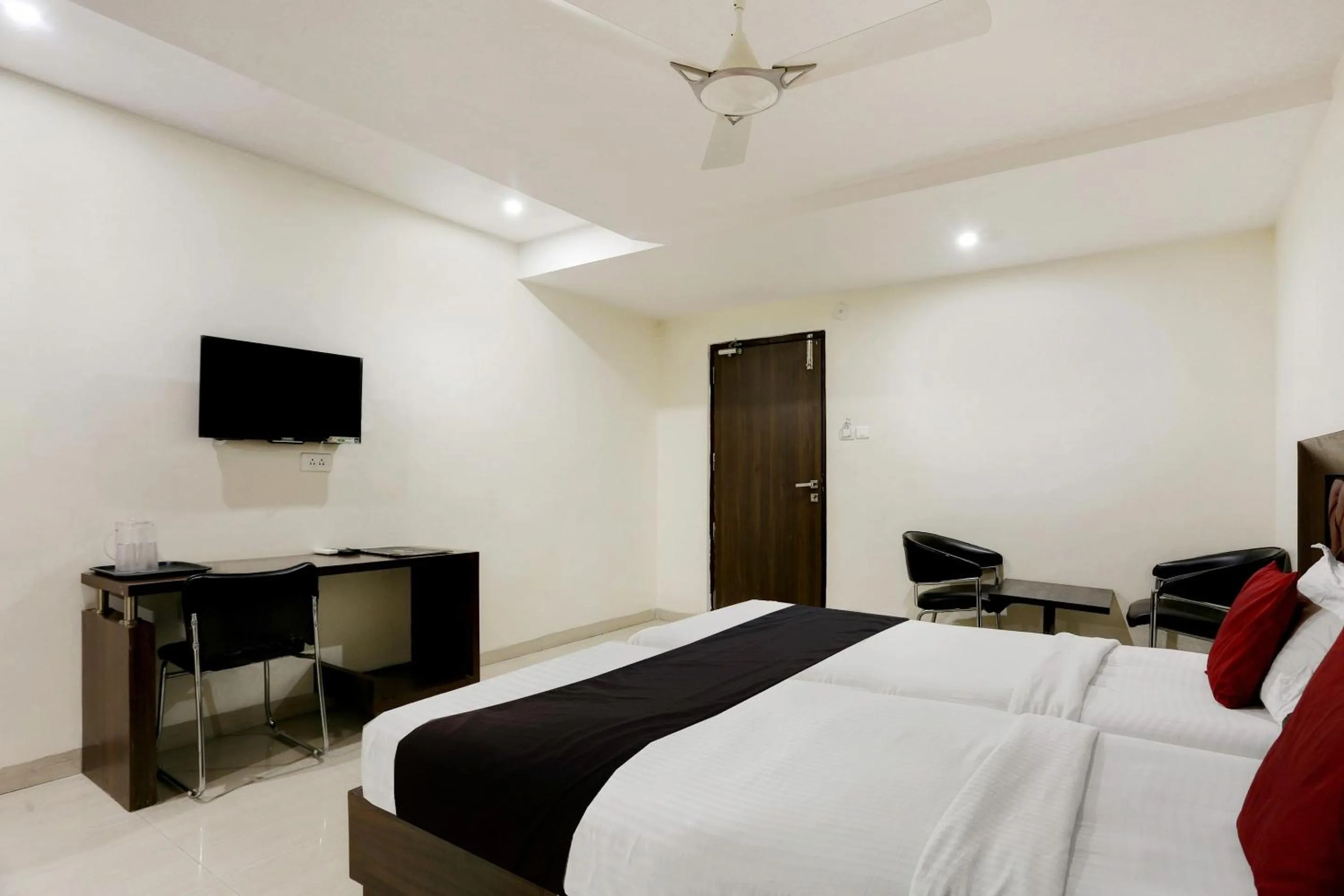 Bedroom in Townhouse Halcyon Deccan Inn Near Shilparamam