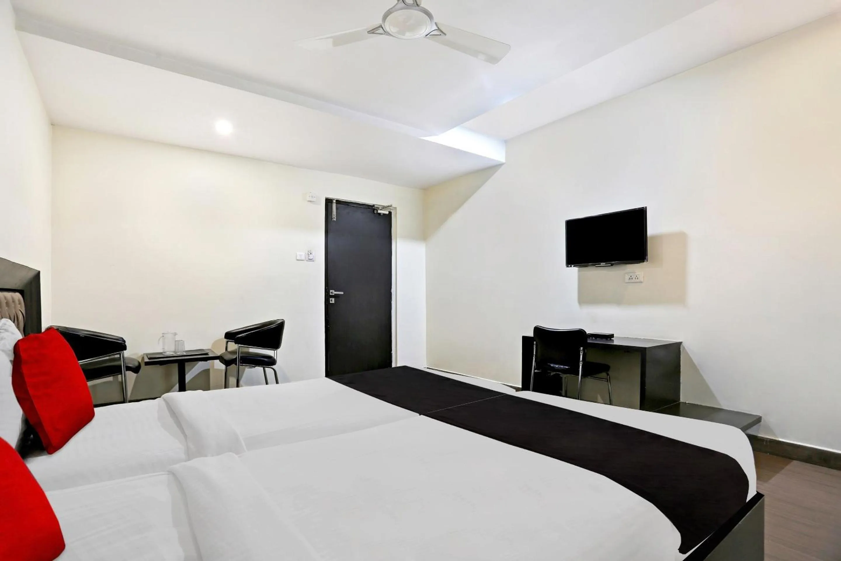 Bedroom in Townhouse Halcyon Deccan Inn Near Shilparamam