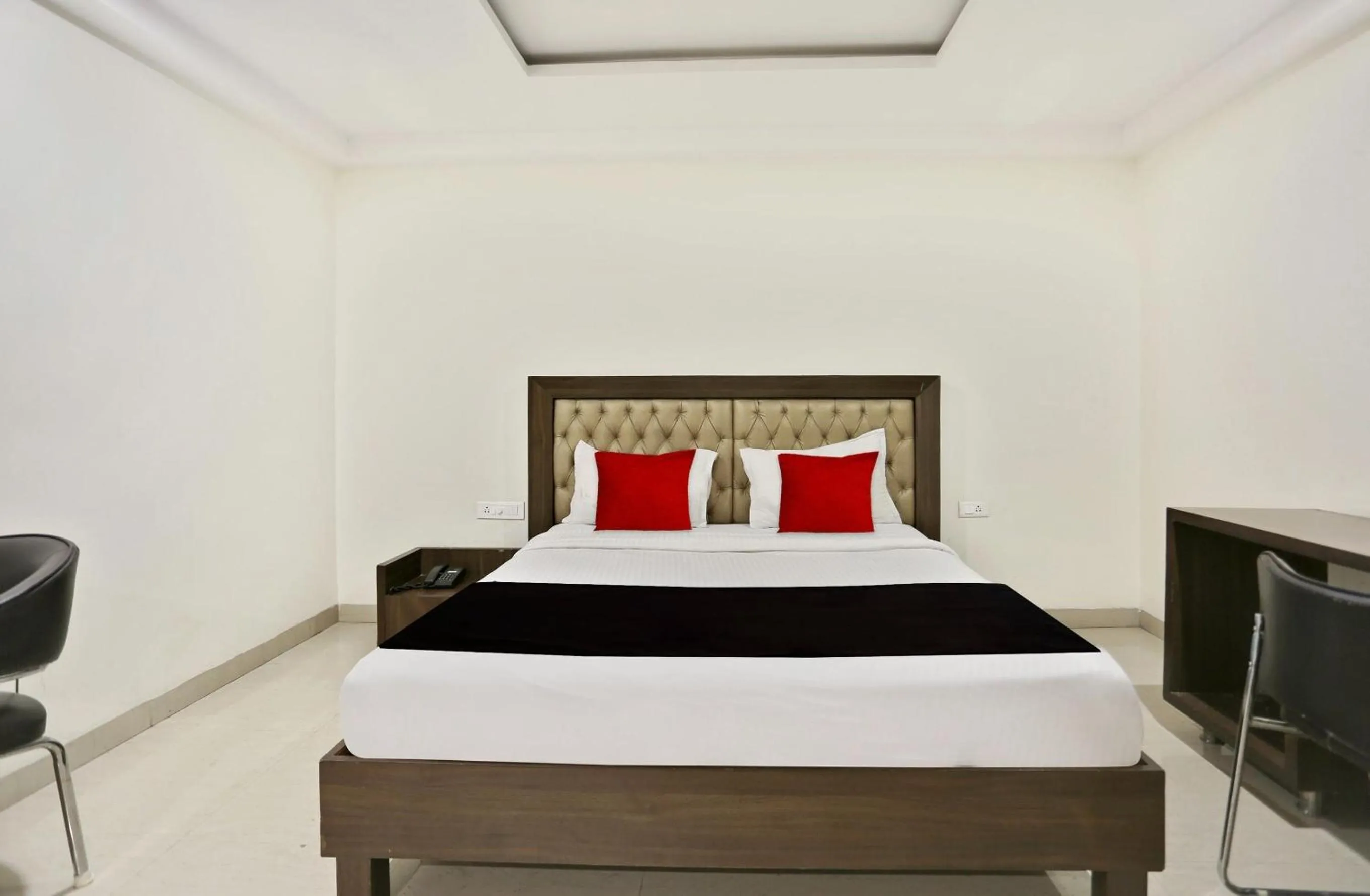 Bedroom, Bed in Super Townhouse Halcyon Deccan Inn Near Shilparamam