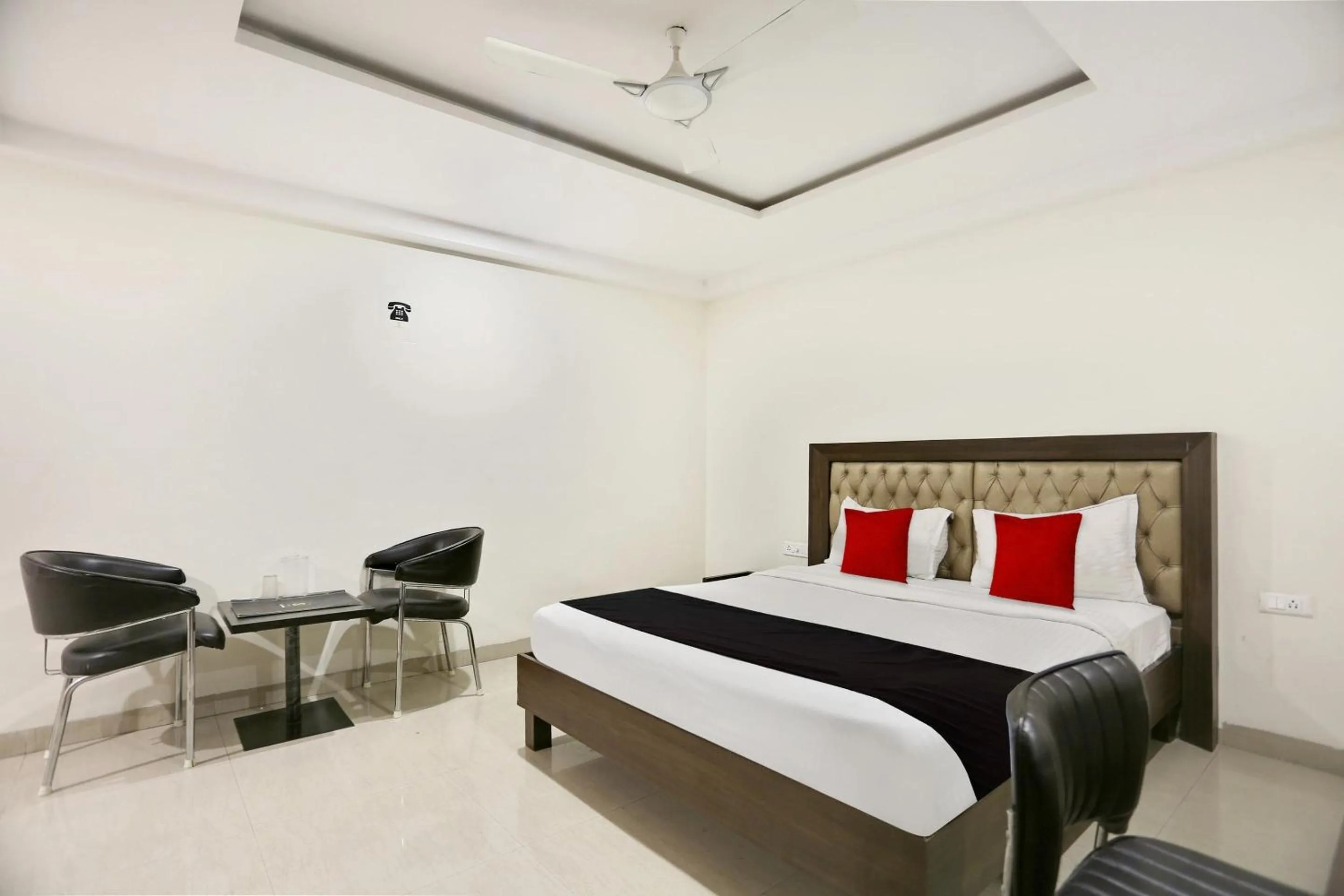 Bedroom in Townhouse Halcyon Deccan Inn Near Shilparamam