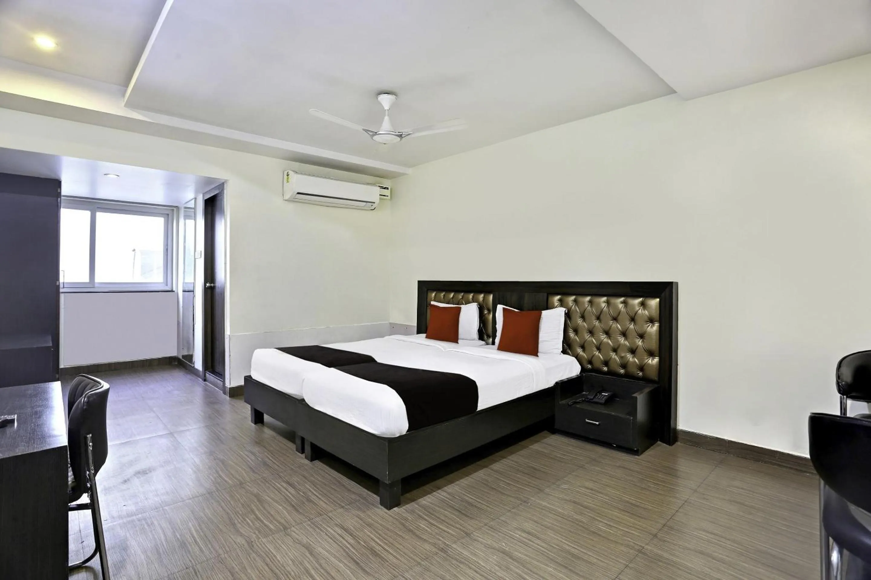 Bedroom in Townhouse Halcyon Deccan Inn Near Shilparamam