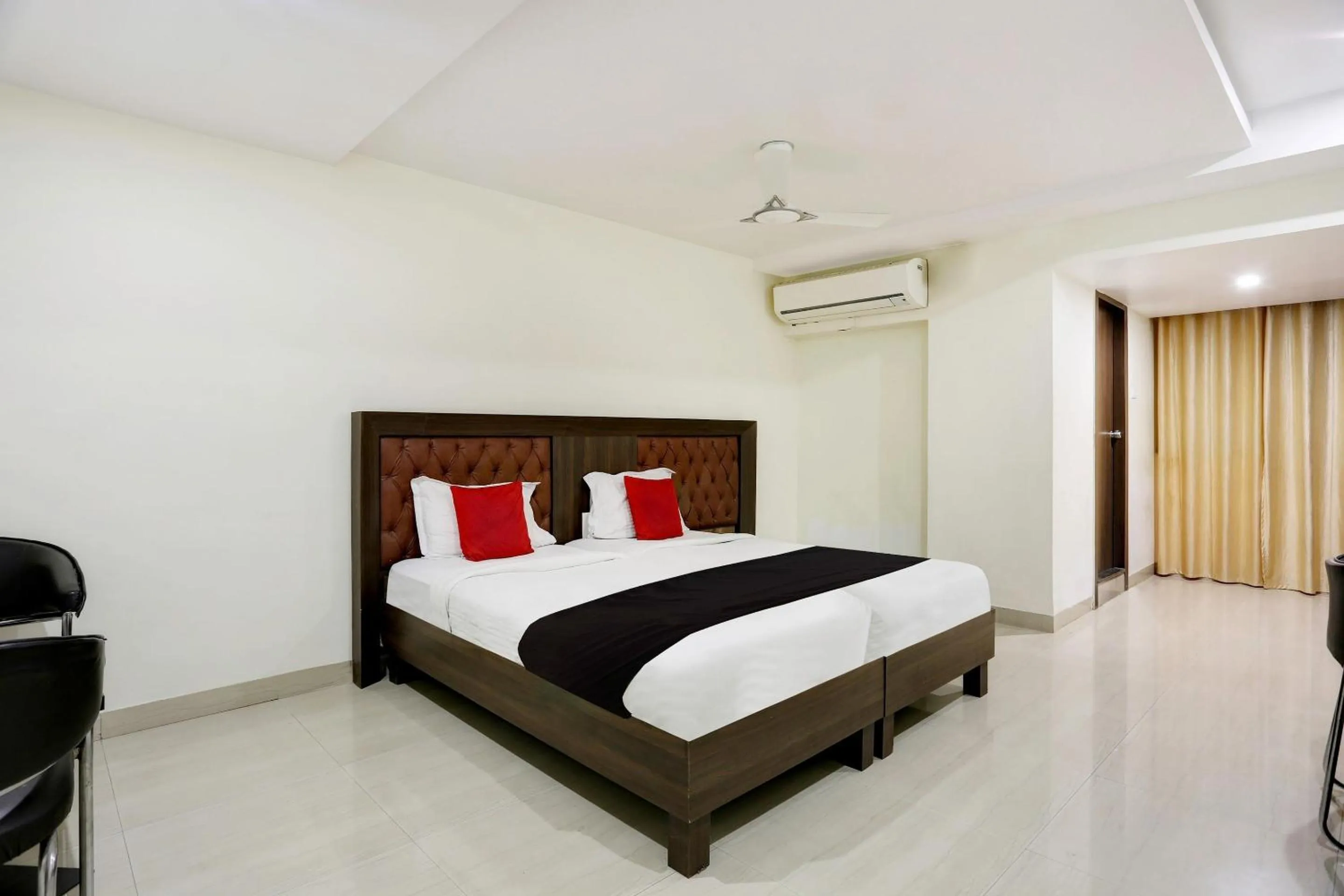 Bedroom in Townhouse Halcyon Deccan Inn Near Shilparamam