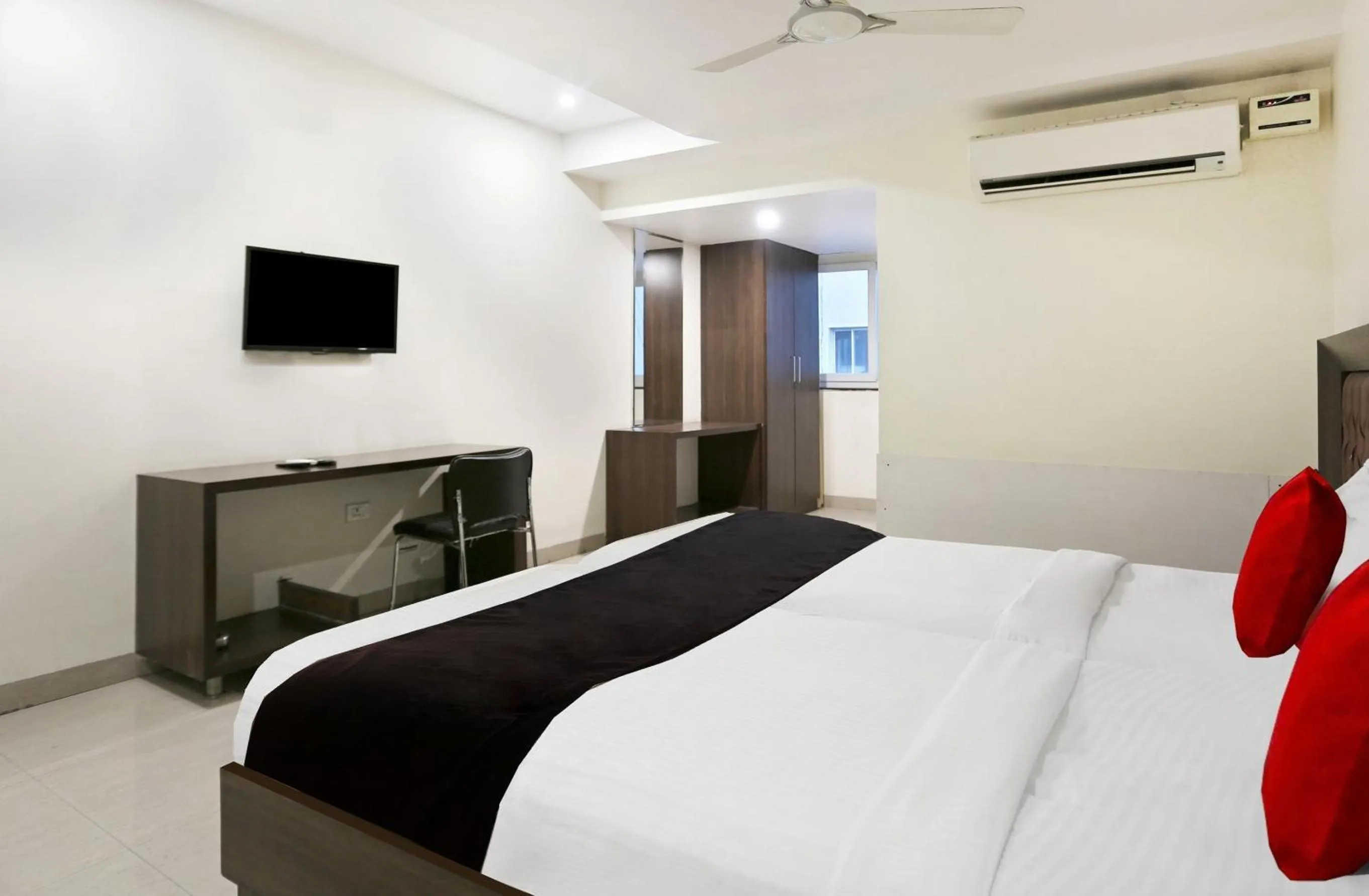 Bedroom in Townhouse Halcyon Deccan Inn Near Shilparamam