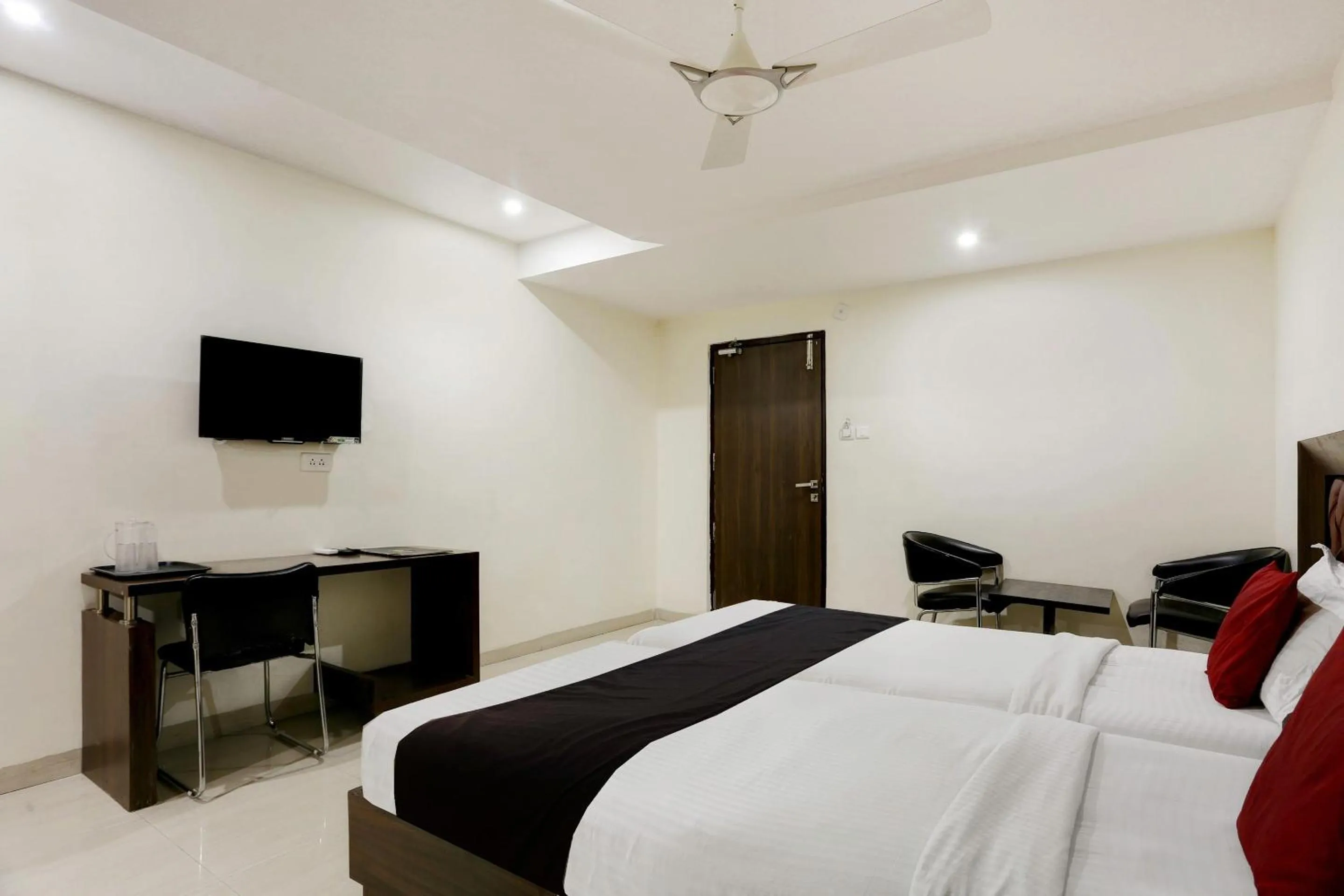 Bedroom, Bed in Super Townhouse Halcyon Deccan Inn Near Shilparamam