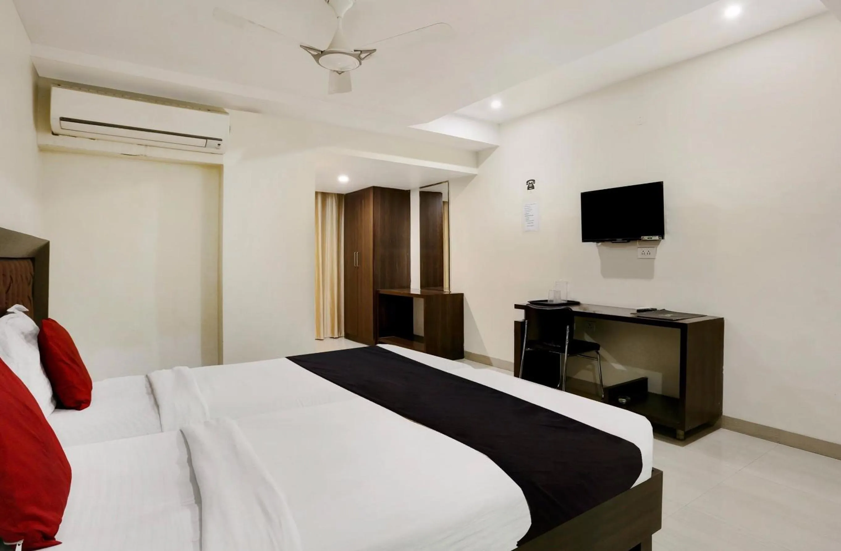 Bedroom in Townhouse Halcyon Deccan Inn Near Shilparamam