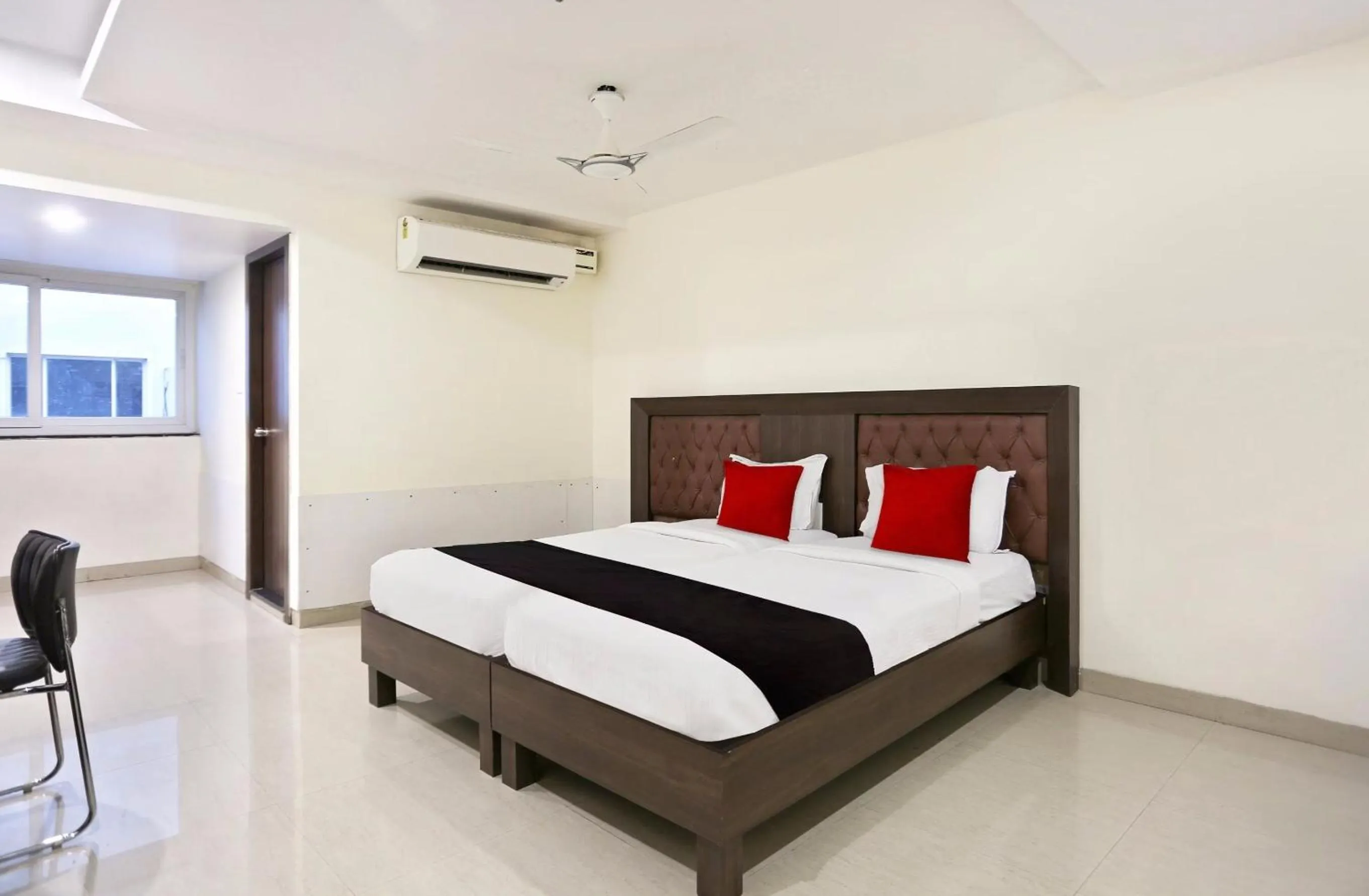 Bedroom in Townhouse Halcyon Deccan Inn Near Shilparamam