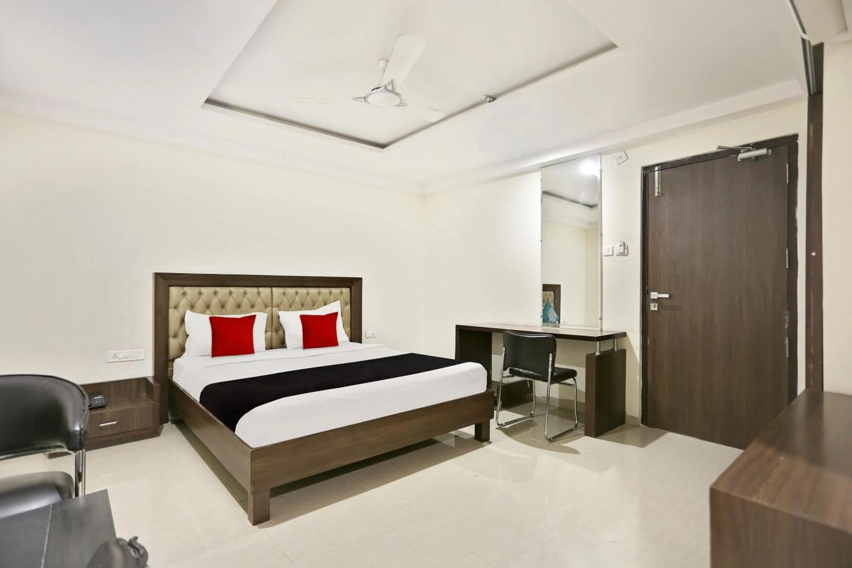 Bedroom in Townhouse Halcyon Deccan Inn Near Shilparamam
