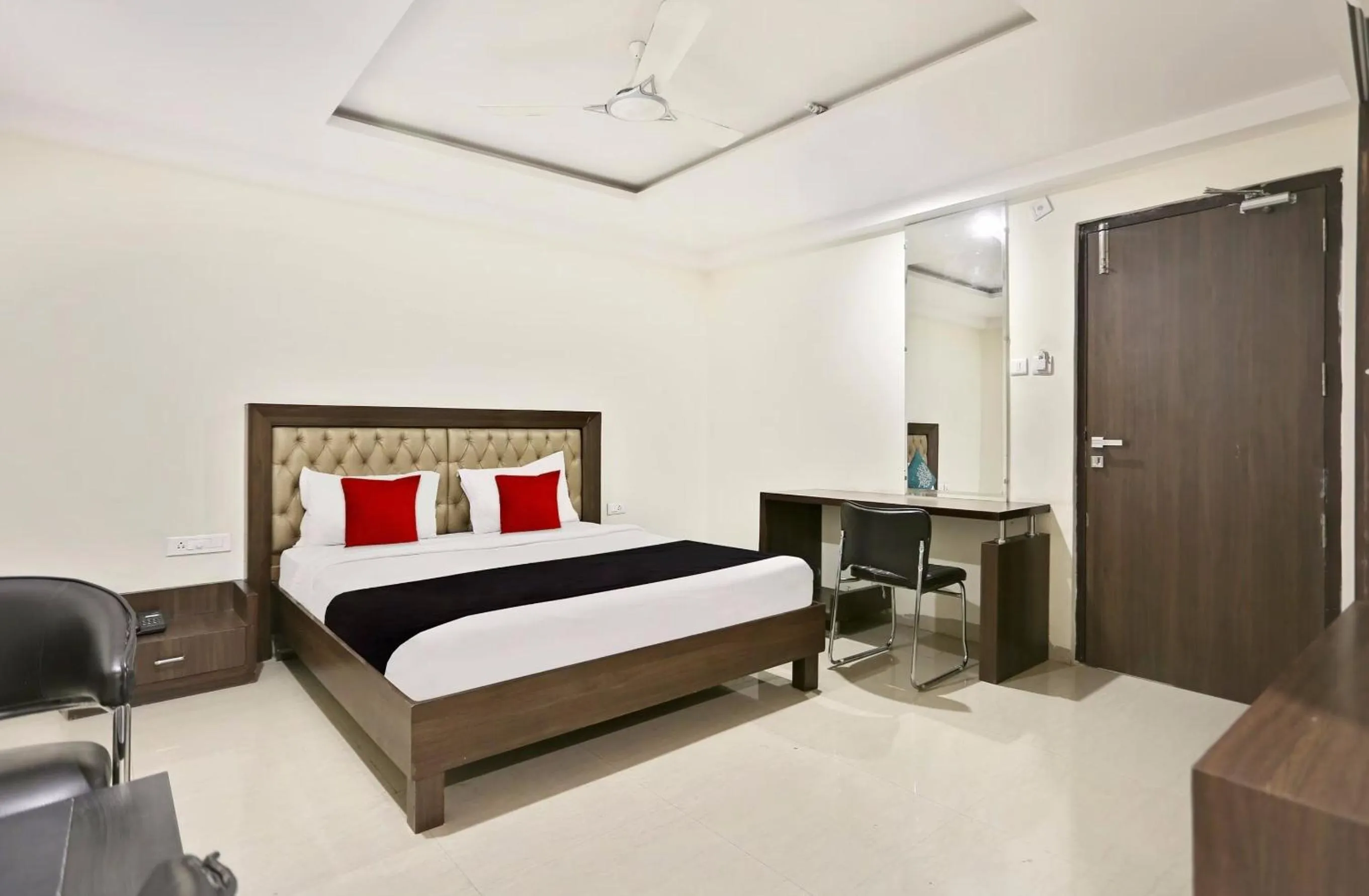 Bedroom in Townhouse Halcyon Deccan Inn Near Shilparamam