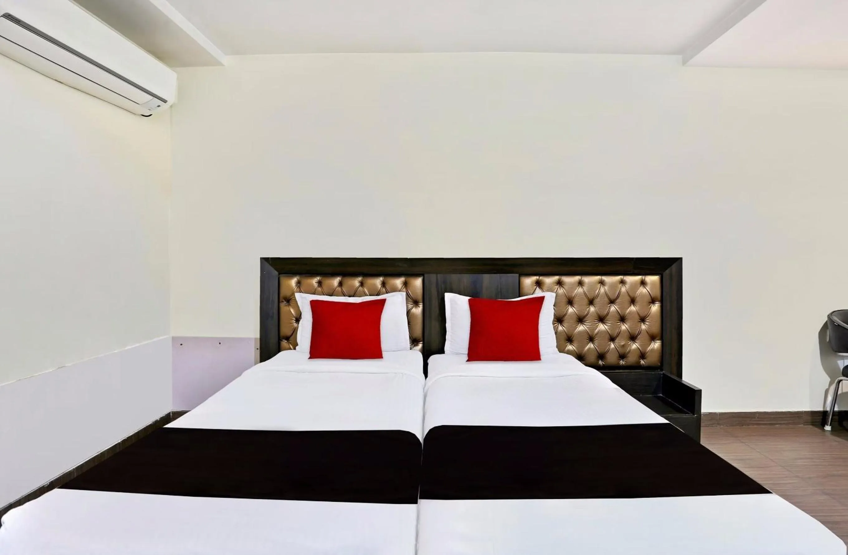 Bedroom in Townhouse Halcyon Deccan Inn Near Shilparamam