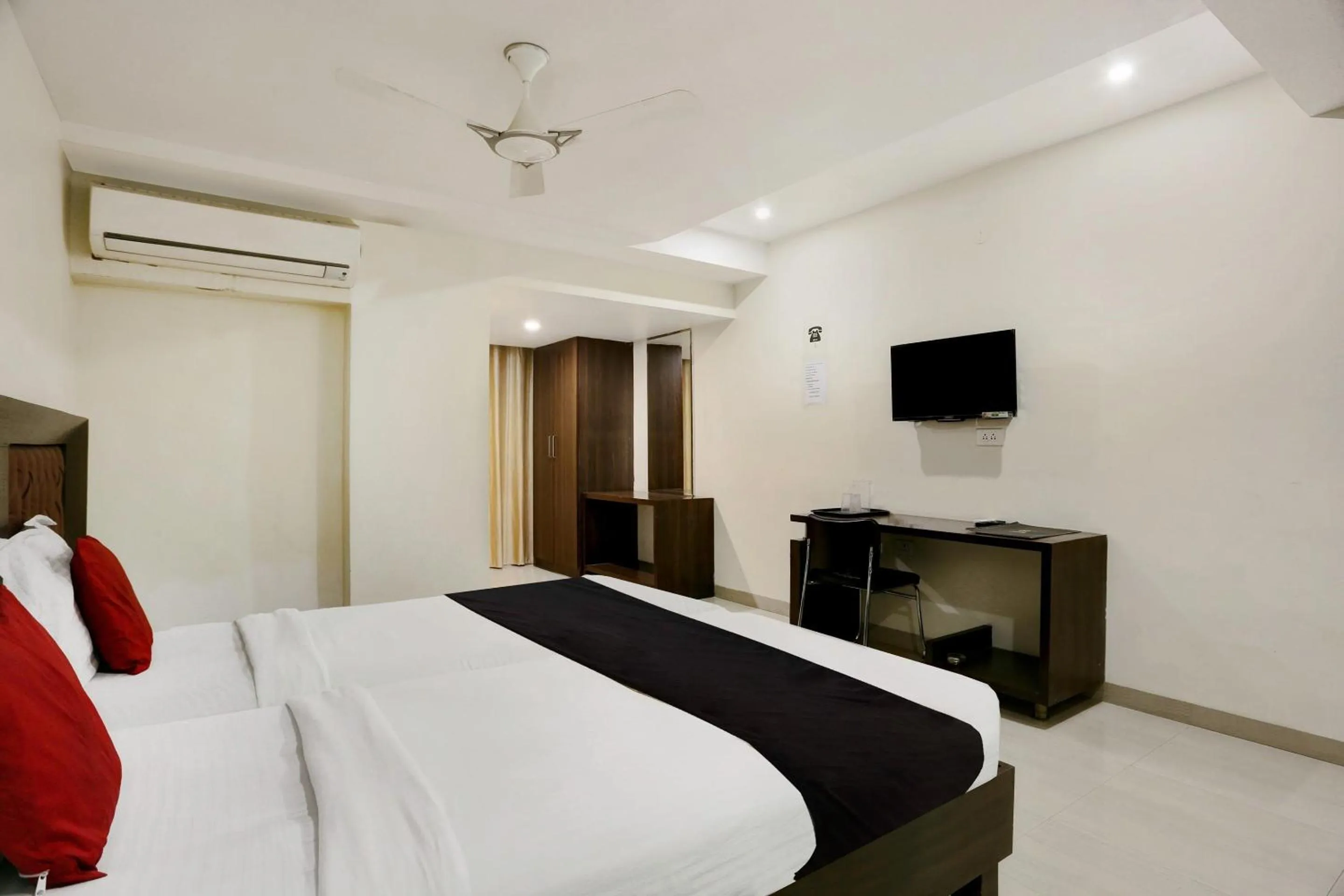 Bedroom in Townhouse Halcyon Deccan Inn Near Shilparamam