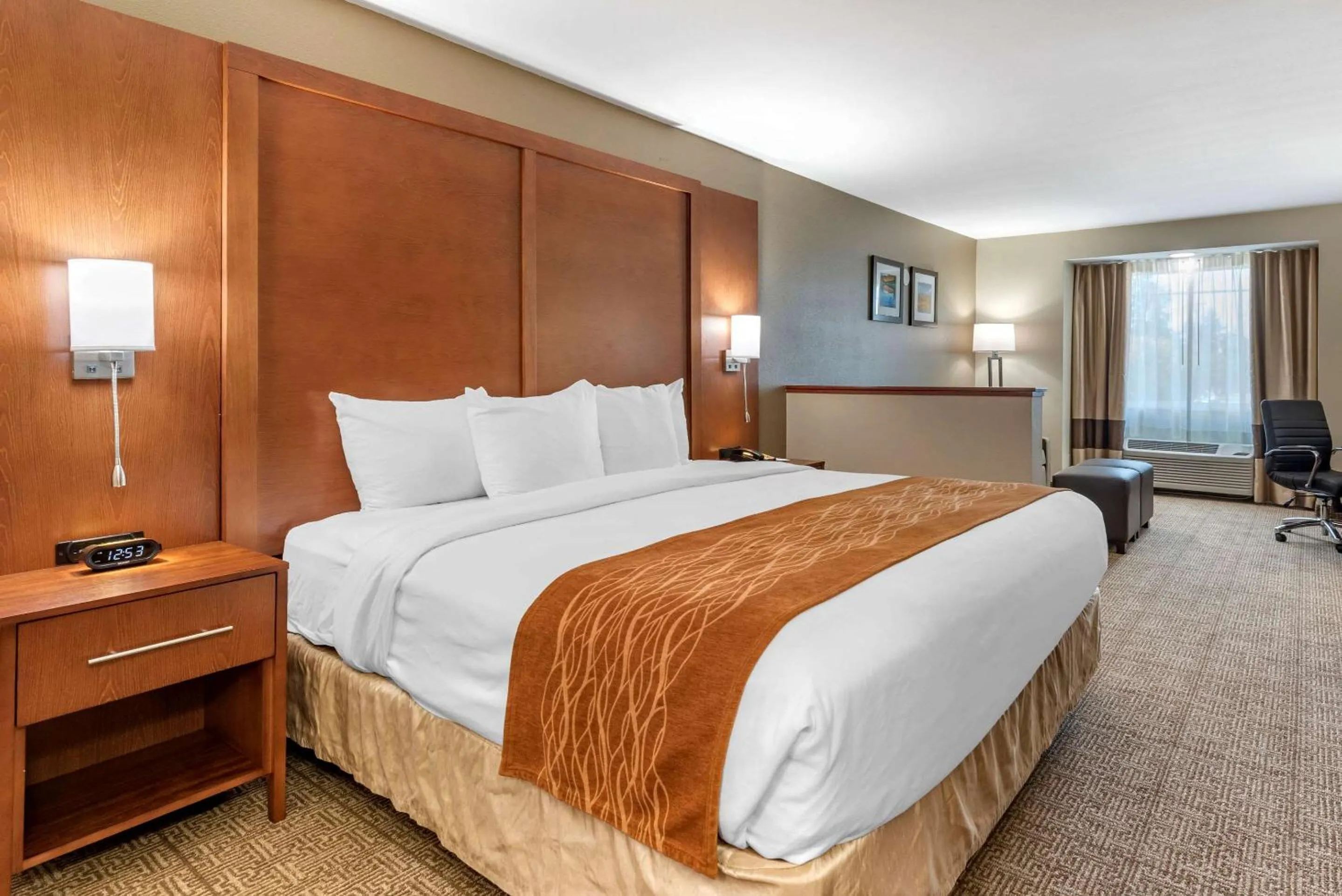 Photo of the whole room in Comfort Inn Portland near I-84 and I-205