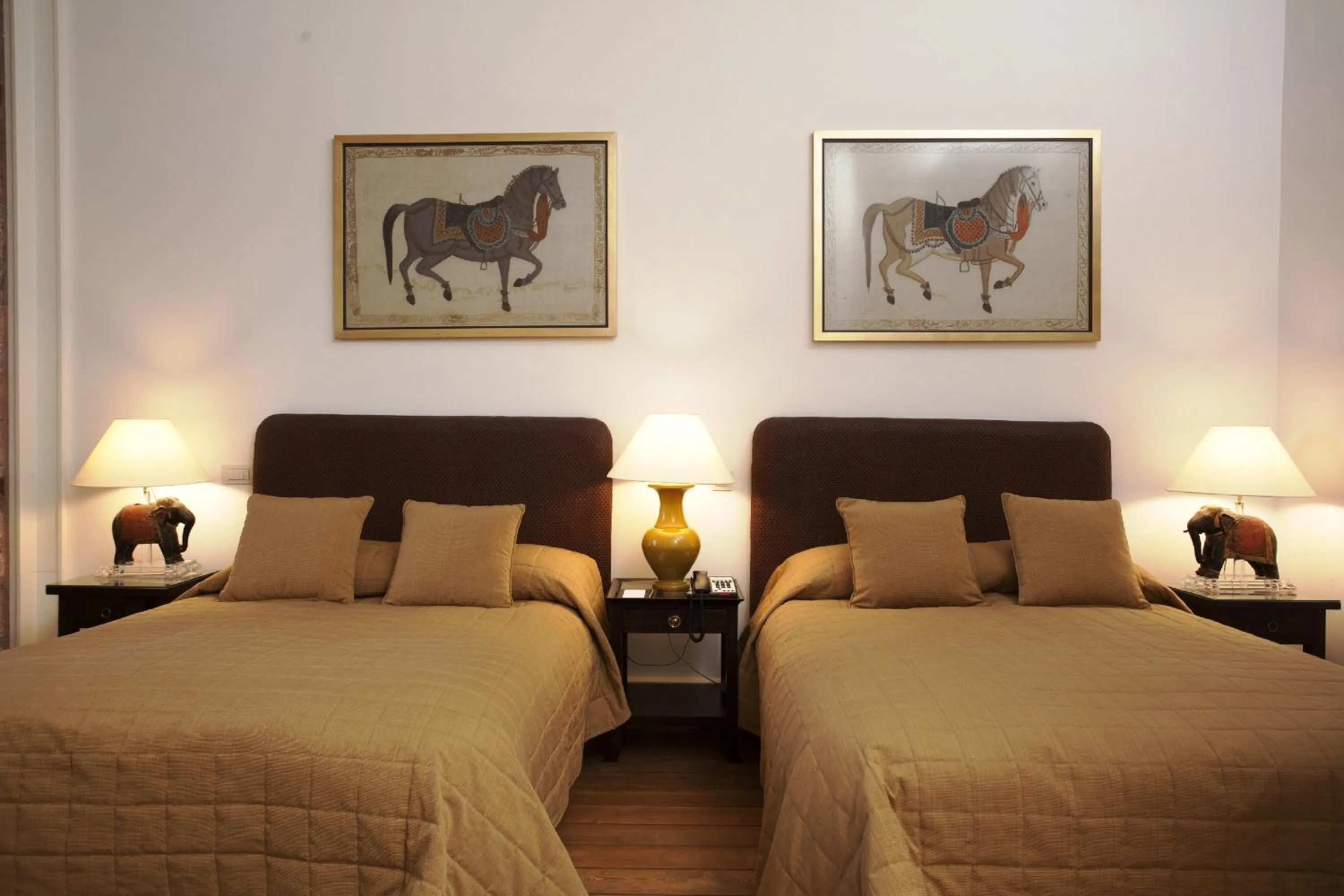 Photo of the whole room, Bed in Divan Cukurhan