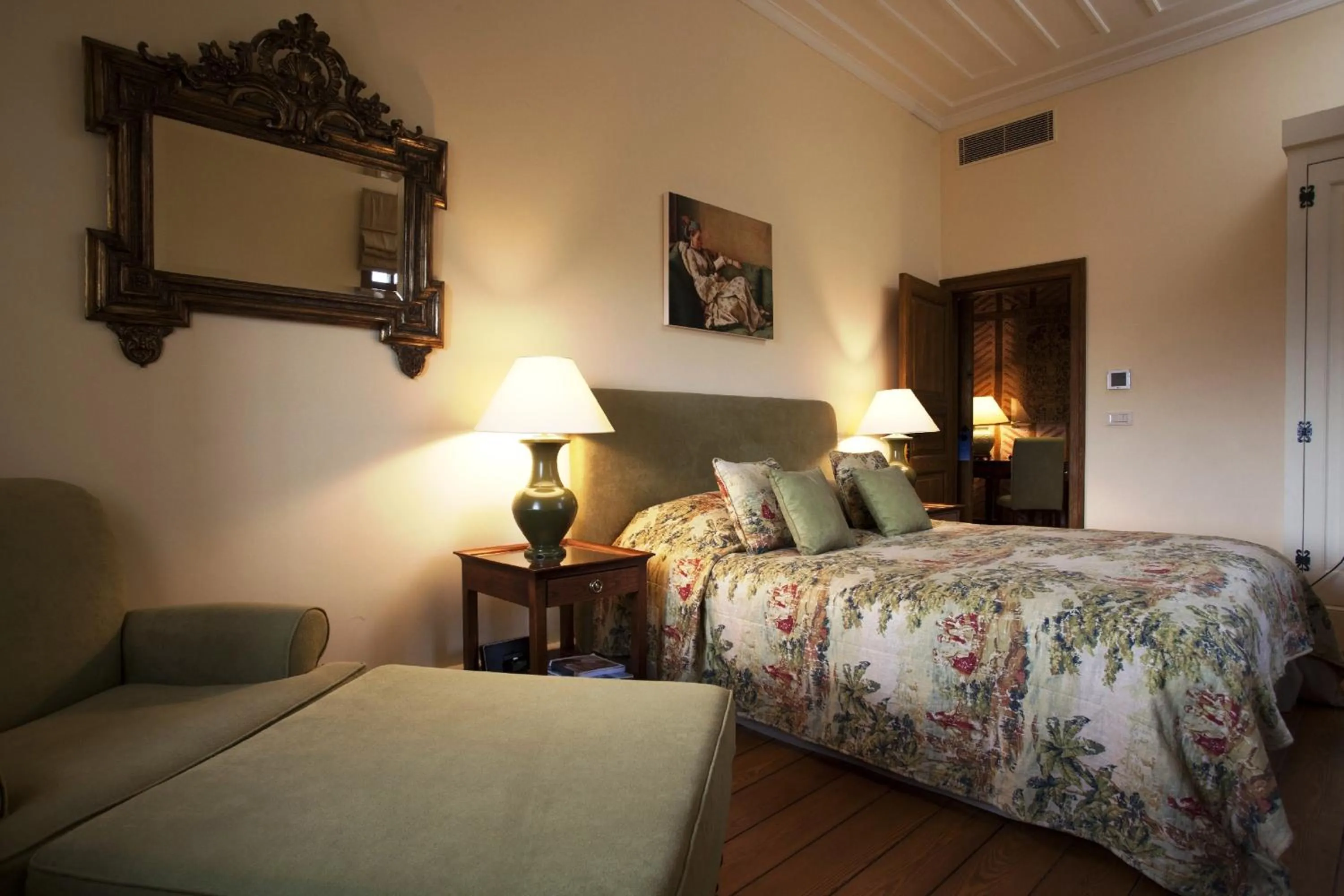 Photo of the whole room, Bed in Divan Cukurhan