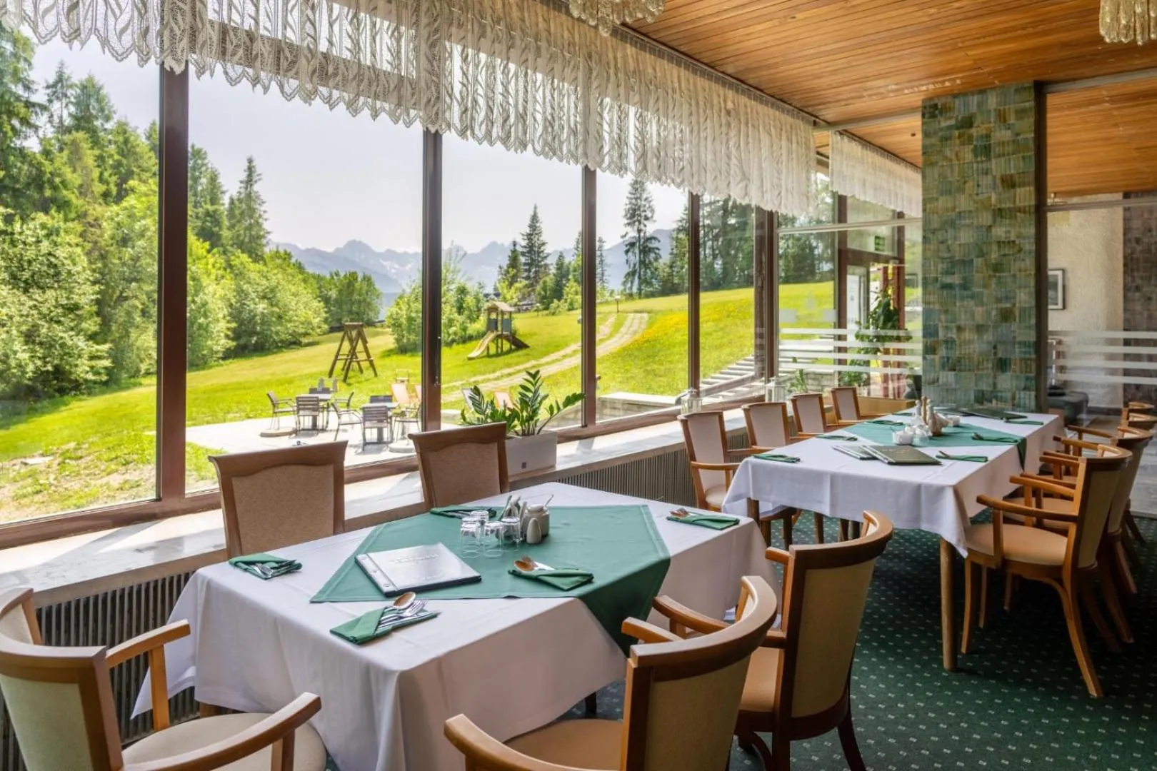 Restaurant/places to eat in Zespół Tatry - Hotel Tatry i Budynek Turystyczny