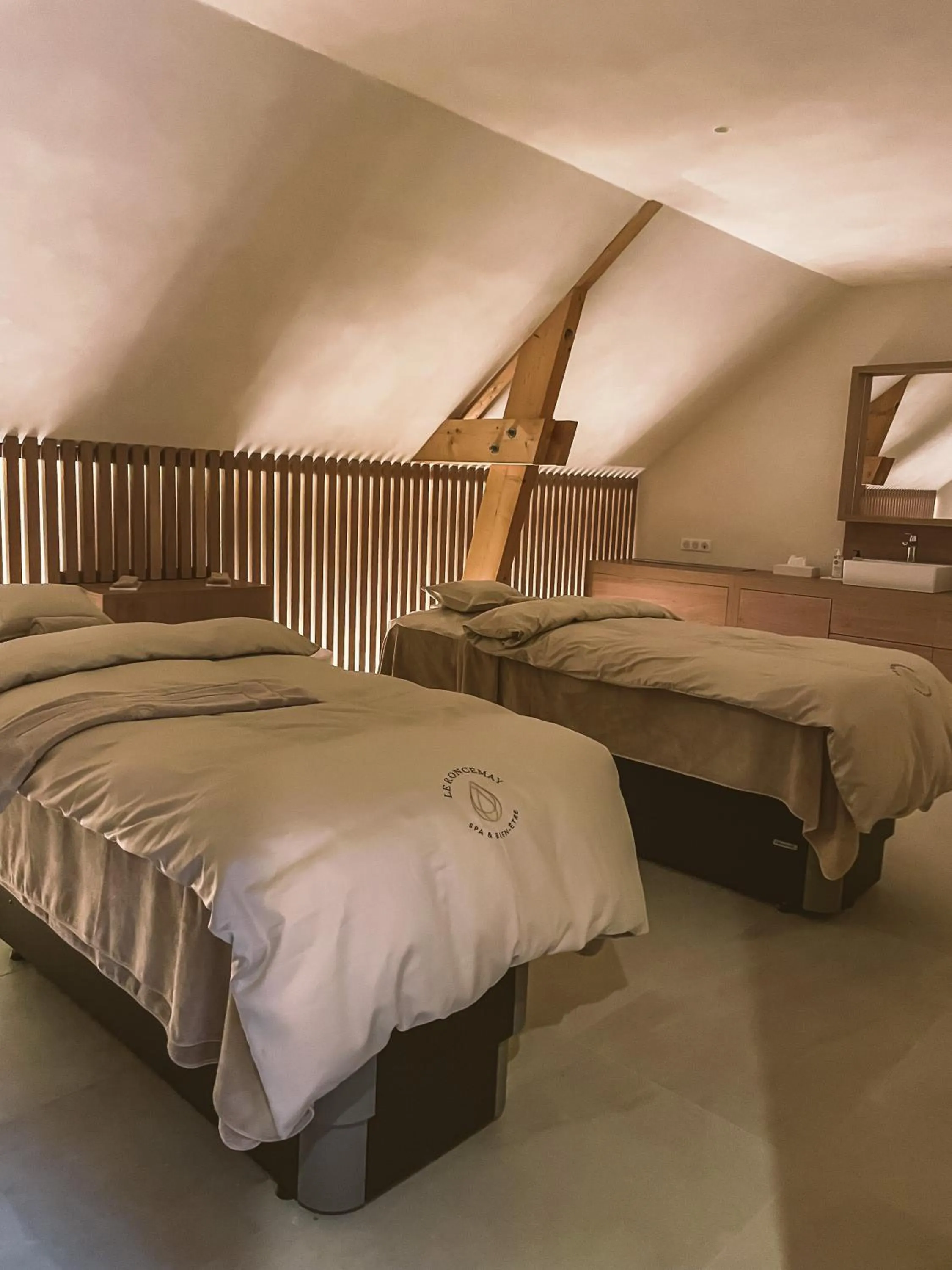Massage, Bed in Domaine Du Roncemay - Hôtel, Restaurants, Spa & Golf