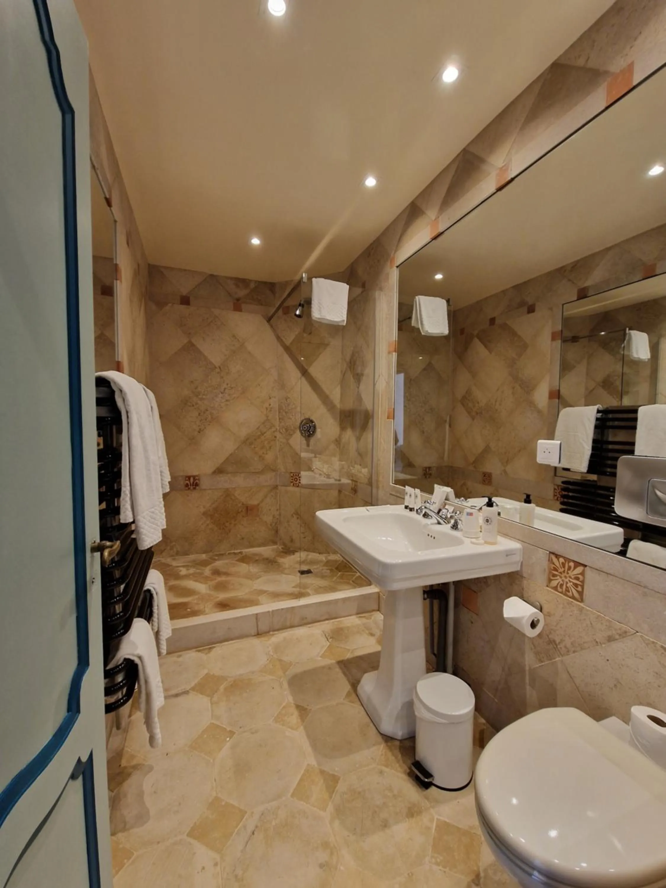 Shower in Domaine Du Roncemay - Hôtel, Restaurants, Spa & Golf