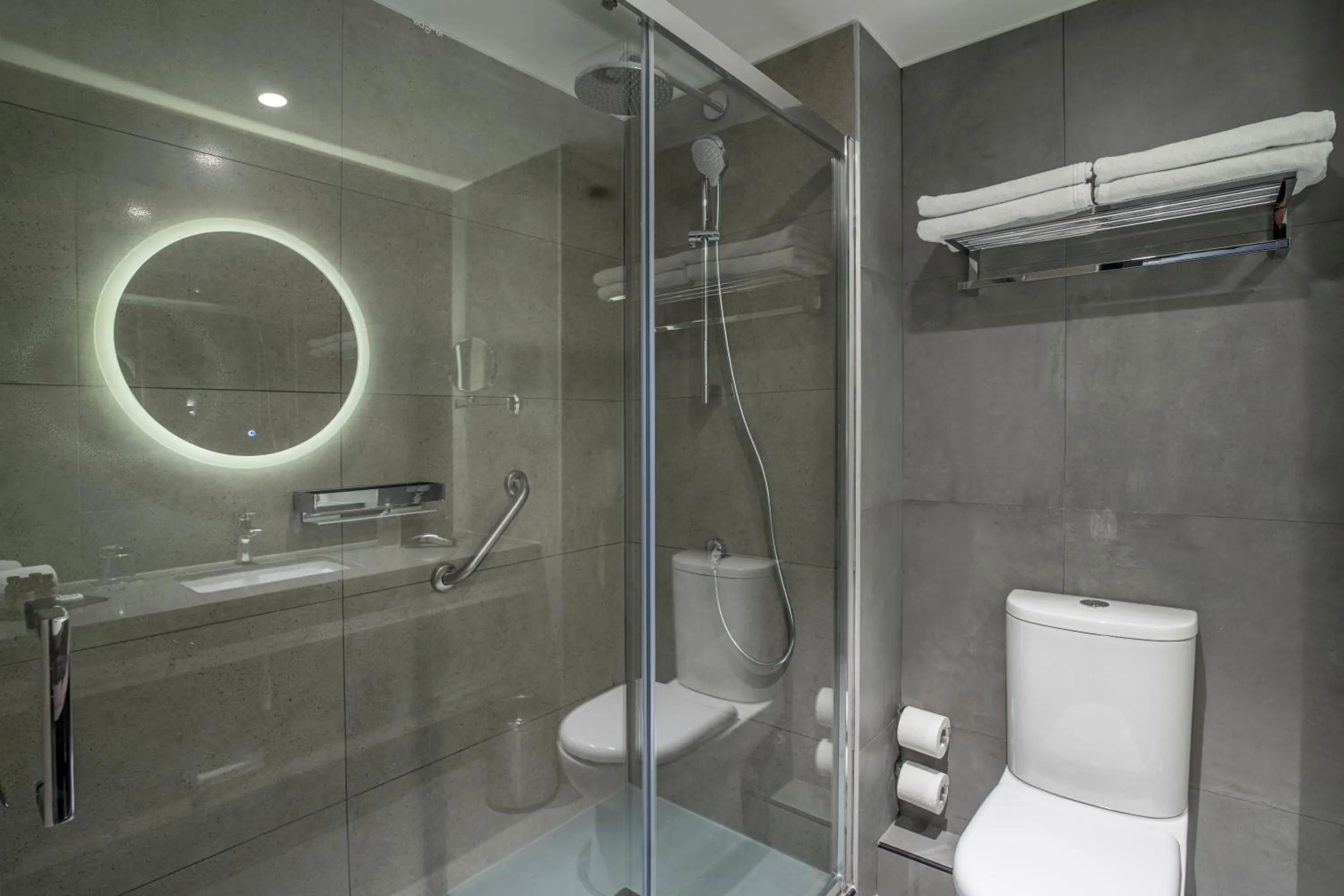 Bathroom in Pullman Santiago El Bosque