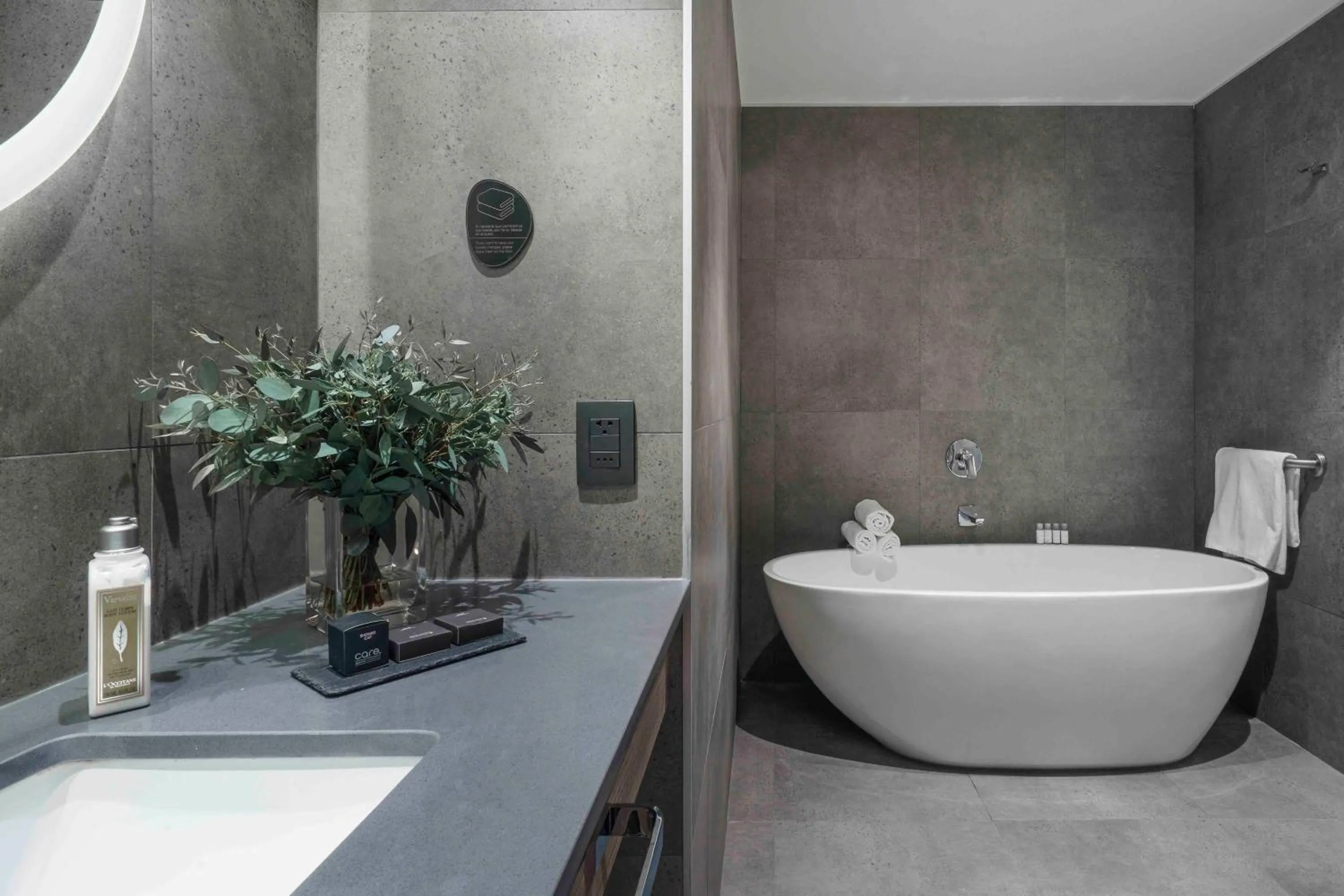 Bathroom in Pullman Santiago El Bosque