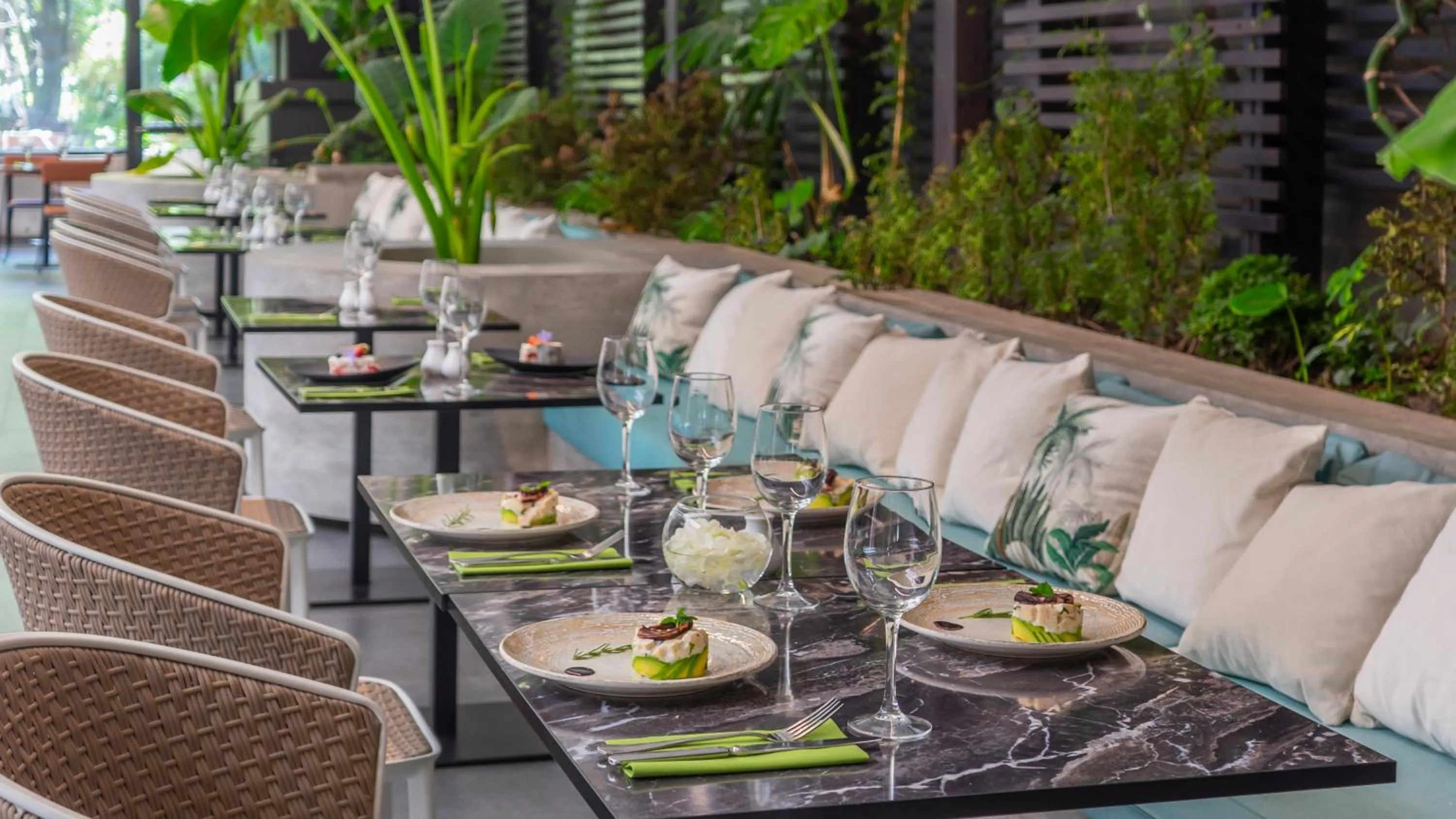 Restaurant/places to eat in Pullman Santiago El Bosque