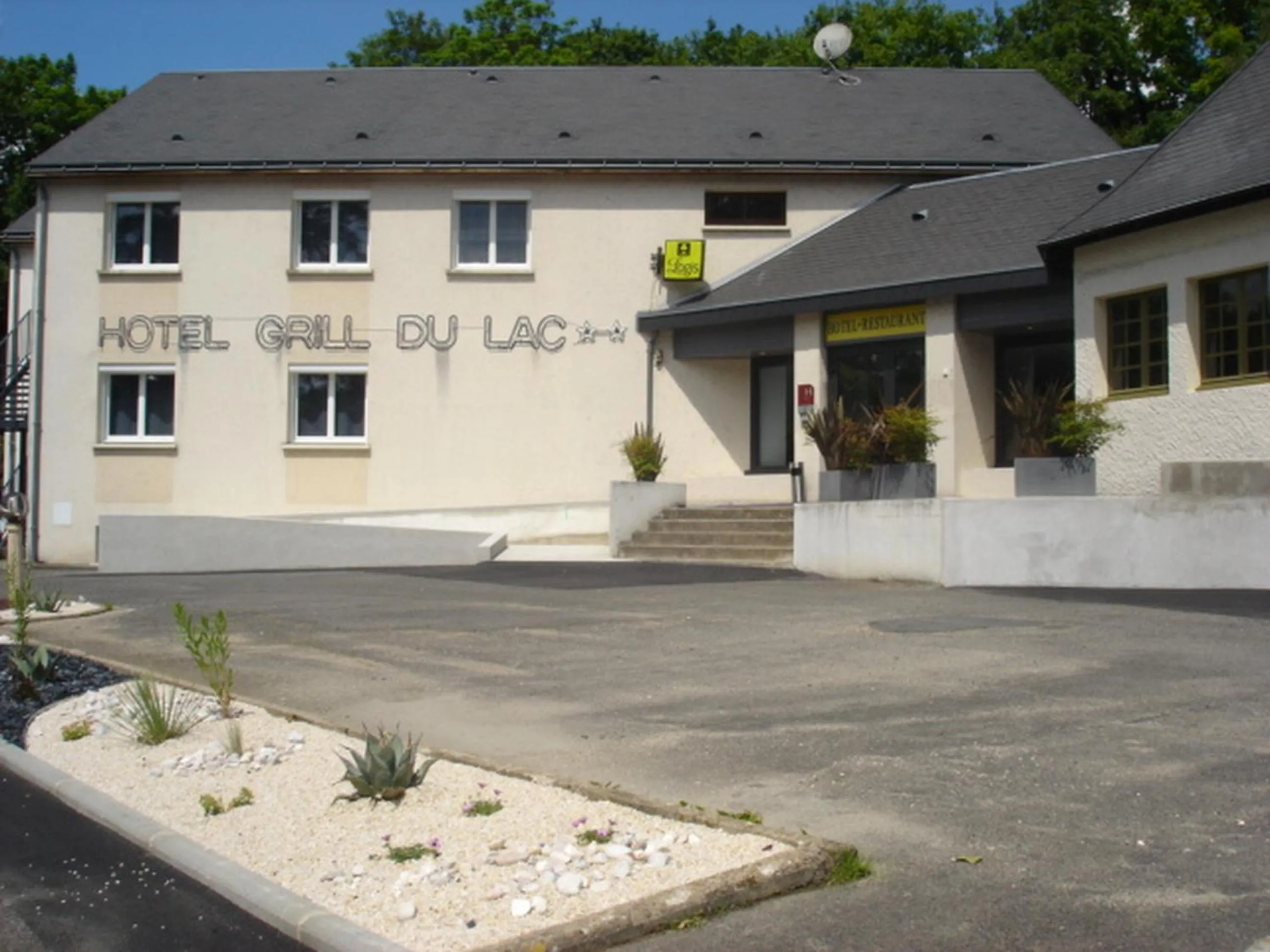 Facade/entrance in Hotel-Restaurant Du Lac