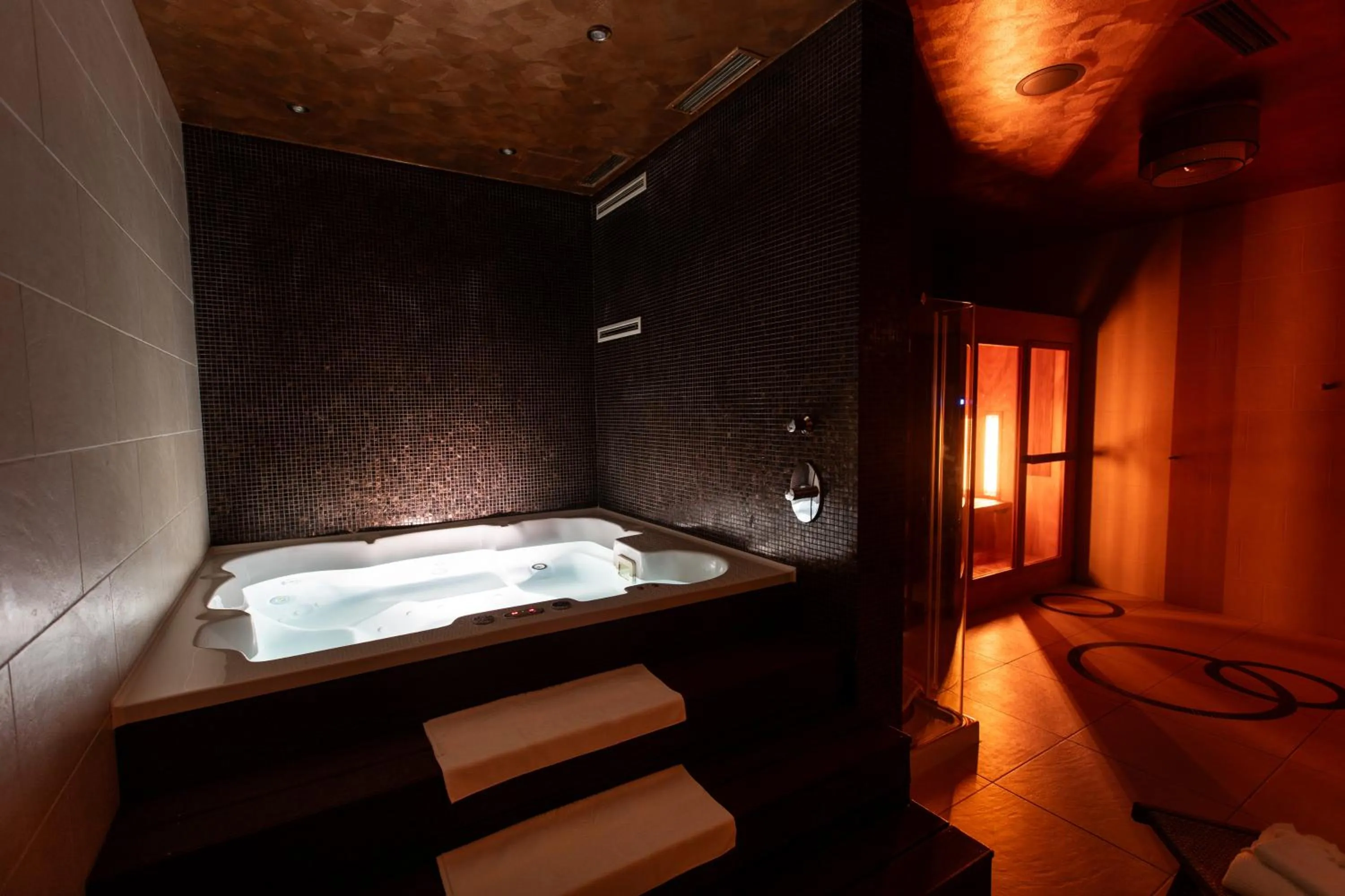 Hot Tub in Roset Hotel & Residence