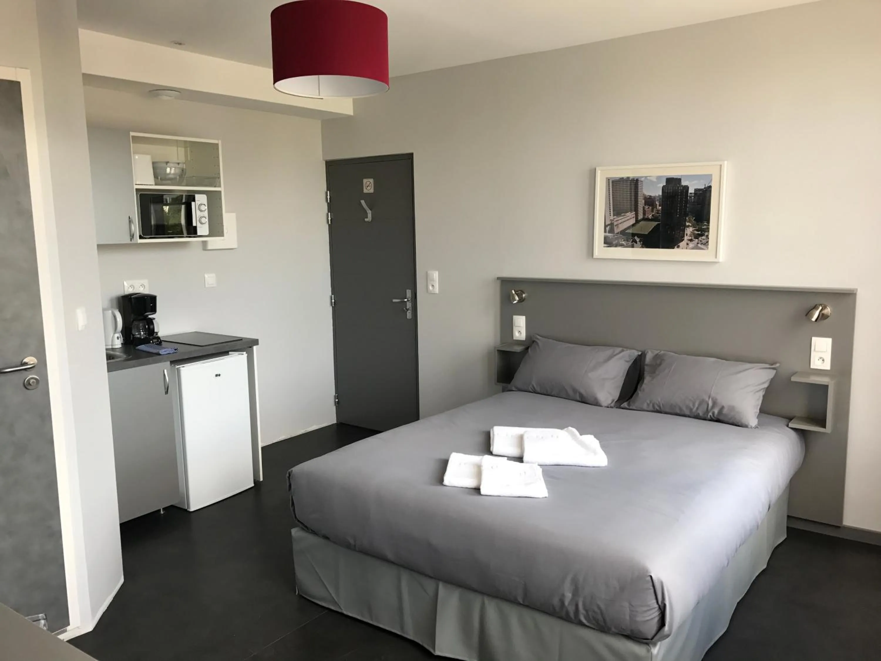 Photo of the whole room, Bed in SmartAppart Troyes