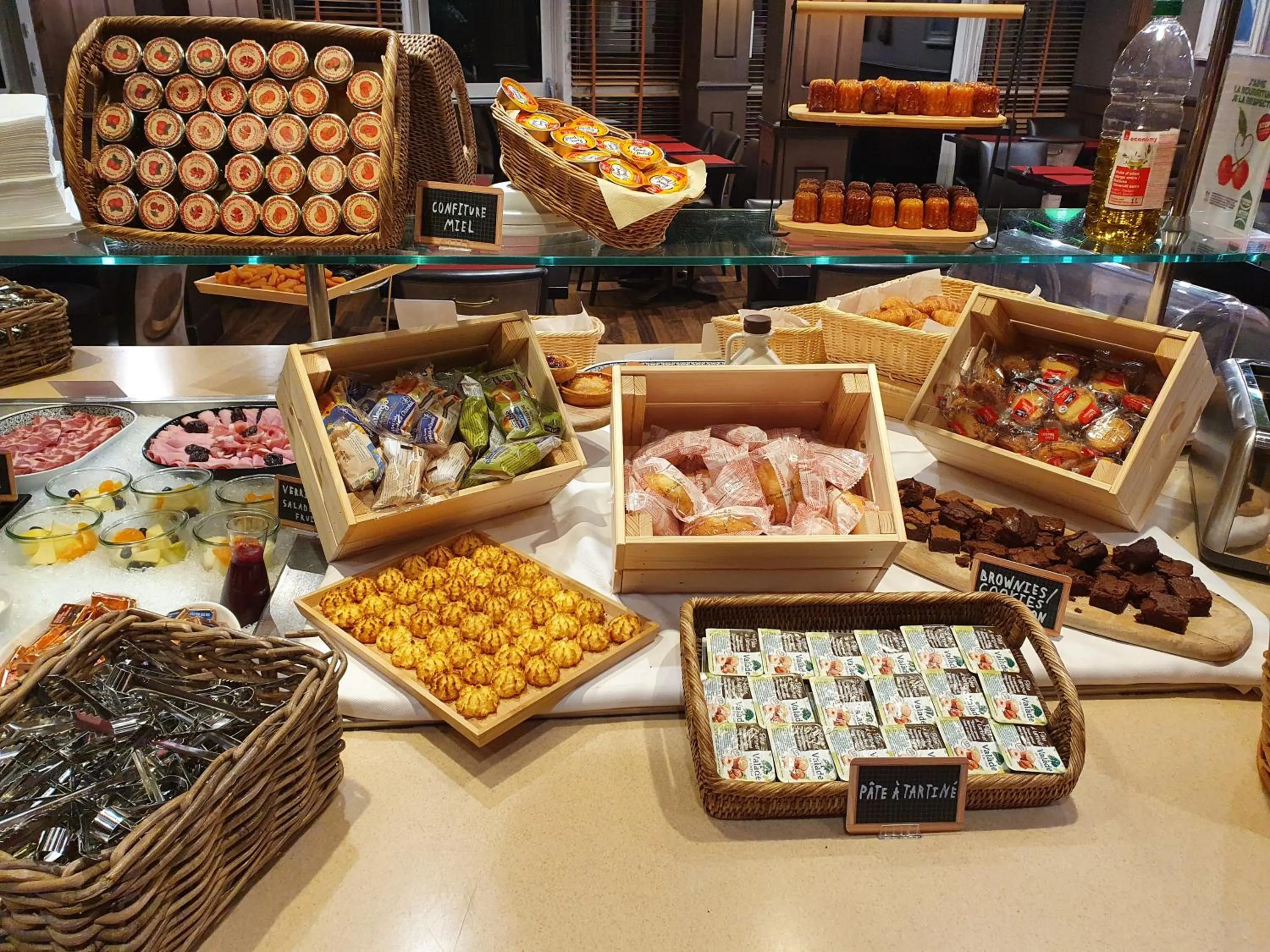 Buffet breakfast in Greenhotels Roissy Parc des Expositions