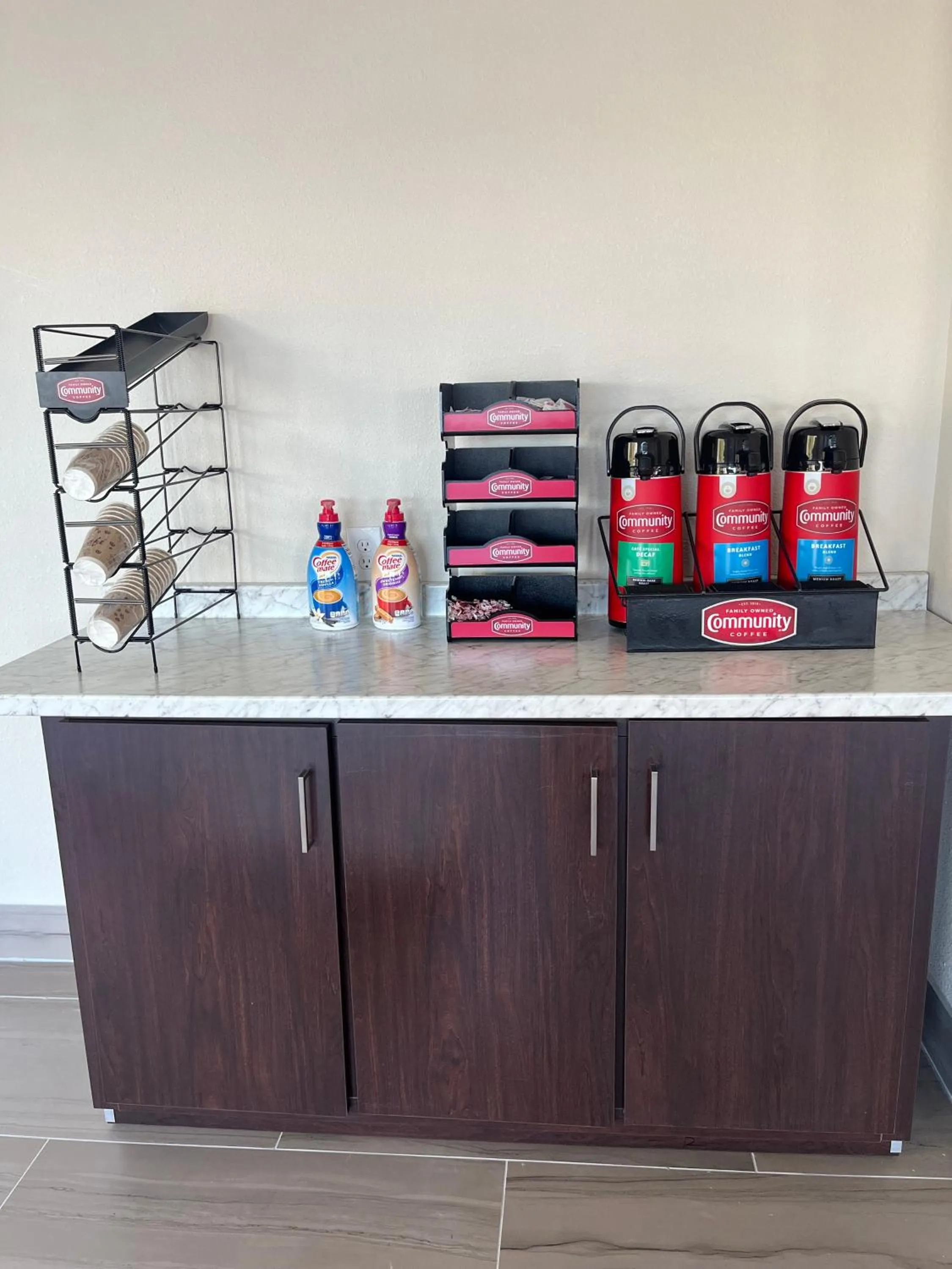 Coffee/tea facilities, Kitchen/Kitchenette in Quality Suites North IH 35