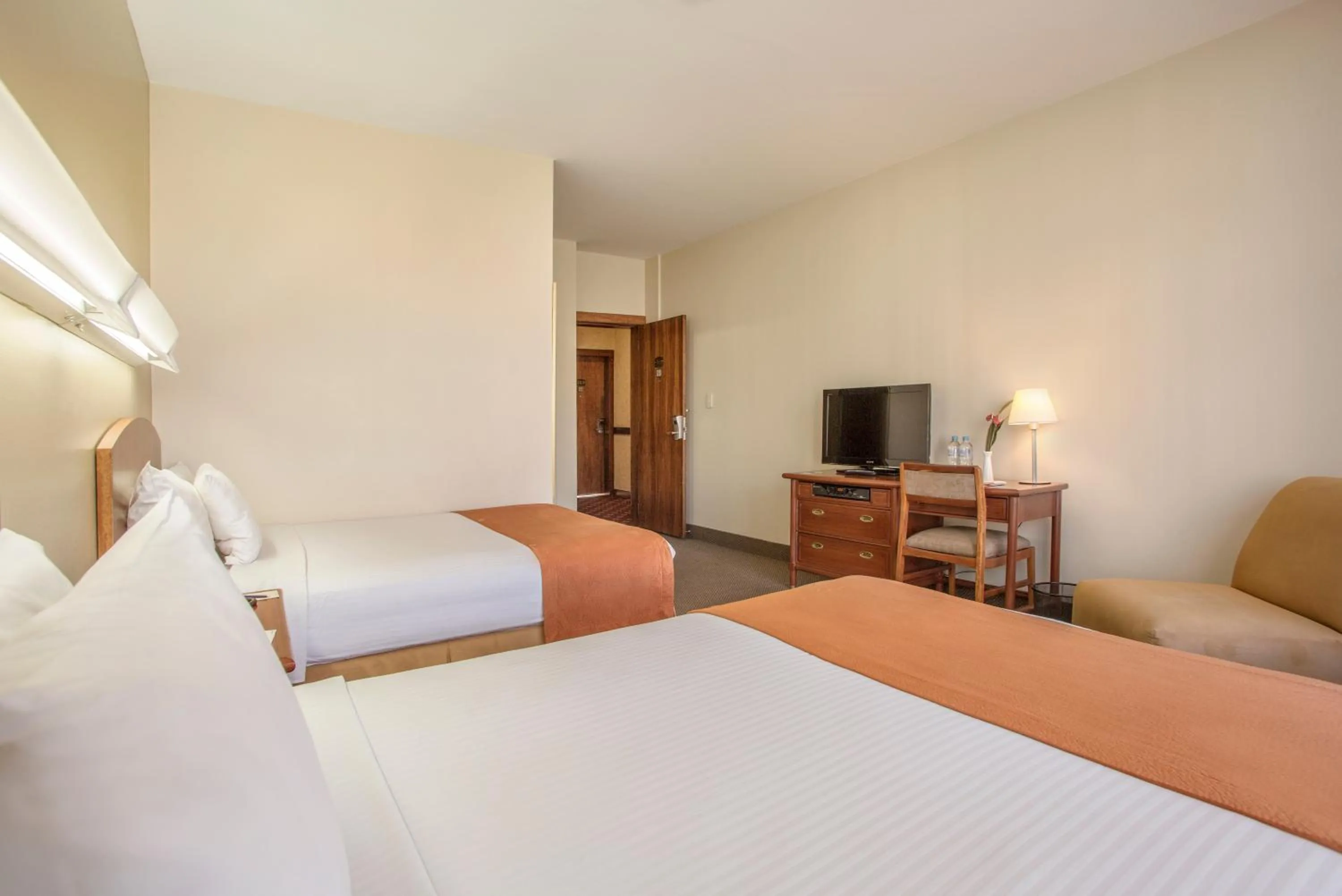 Photo of the whole room, Bed in Hotel Quito