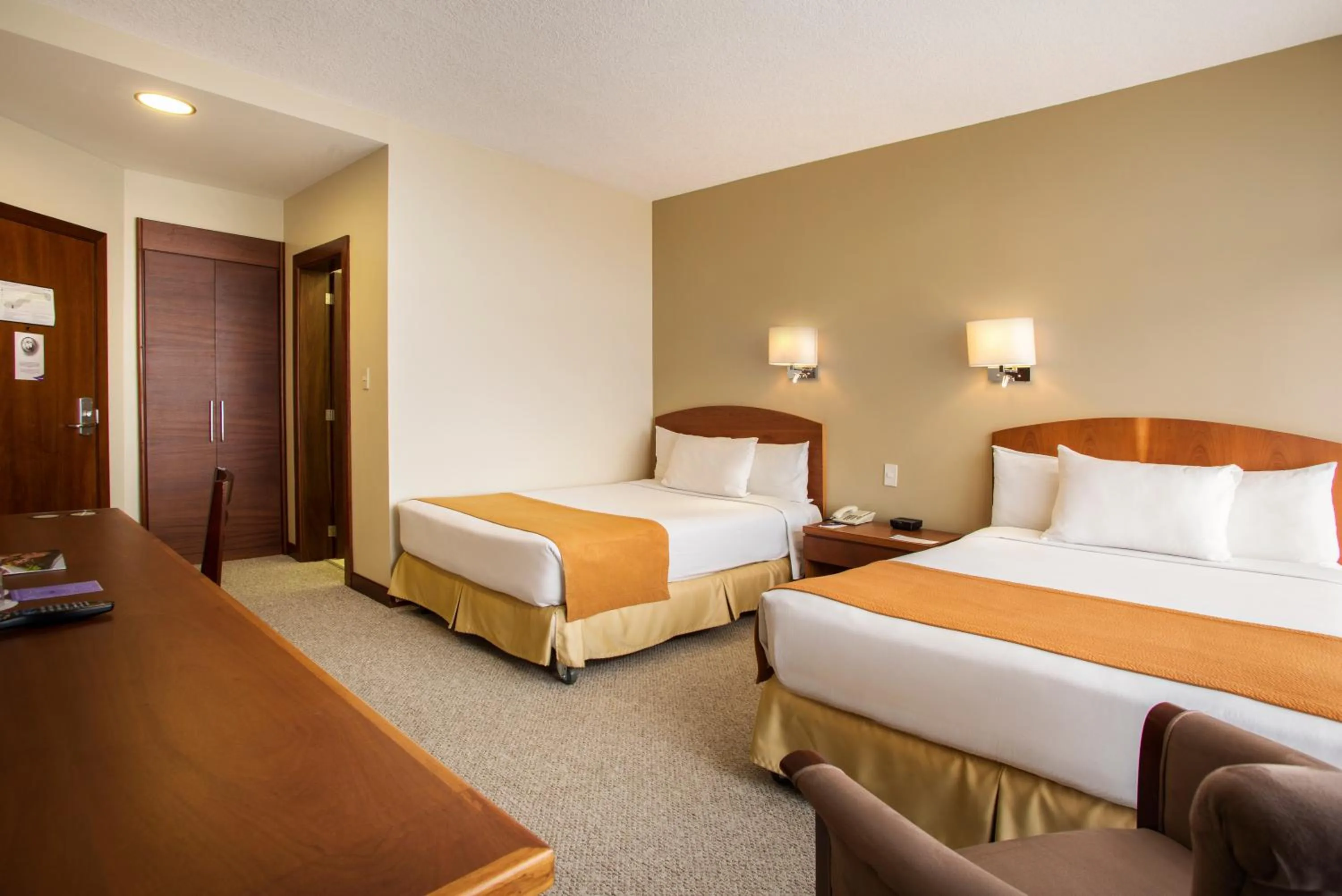 Photo of the whole room, Bed in Hotel Quito