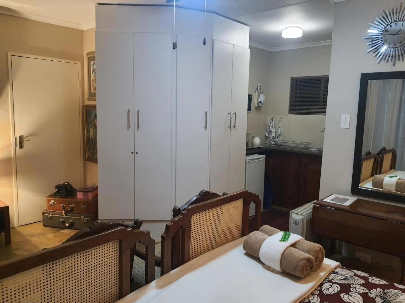 Photo of the whole room, Bed in Gemsbok Cottage