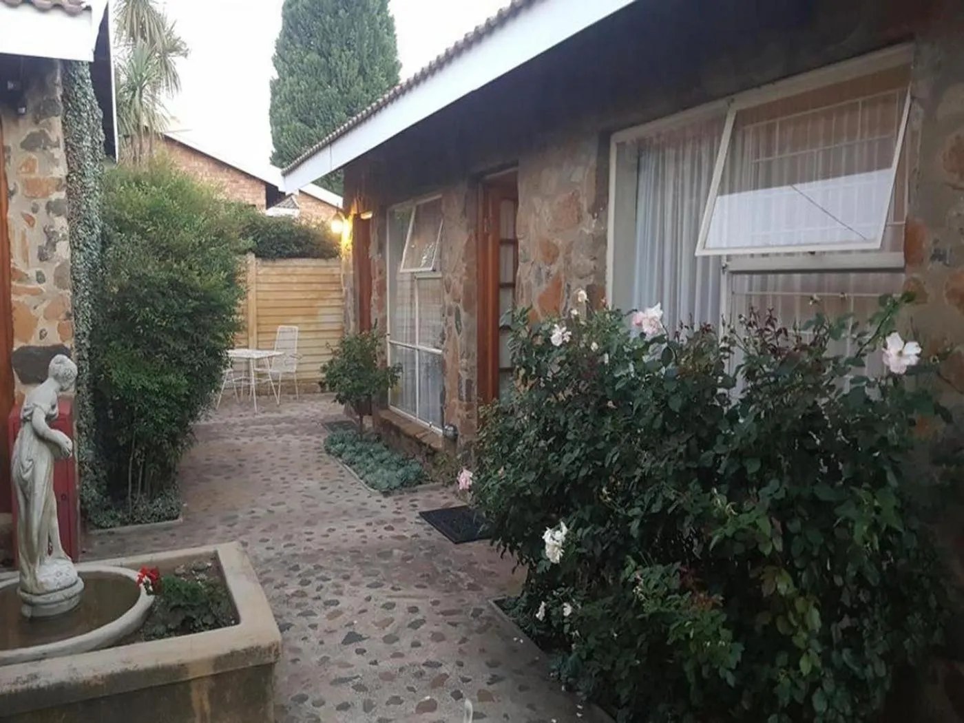 Property building in Gemsbok Cottage