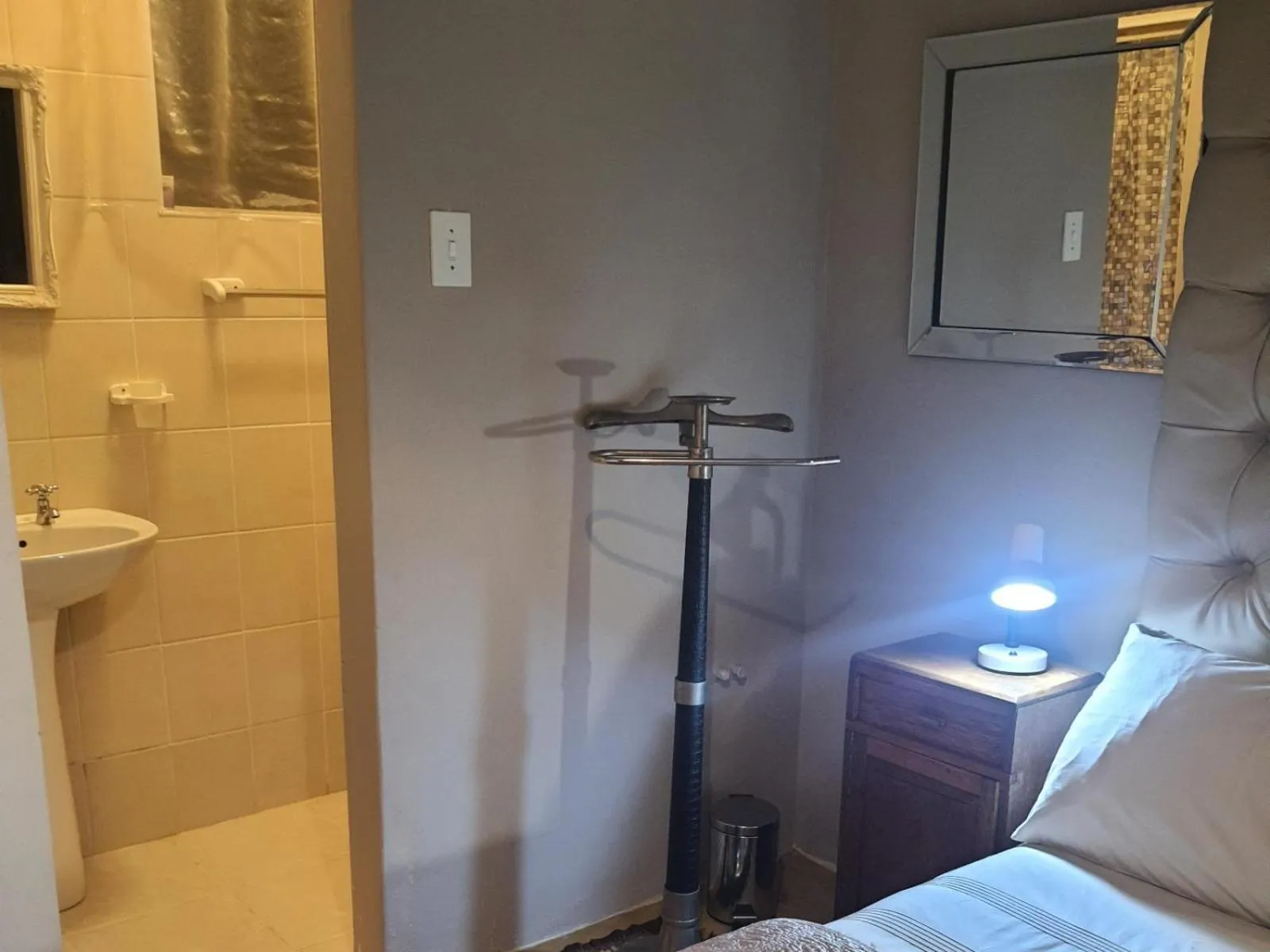 Bathroom, Bed in Gemsbok Cottage