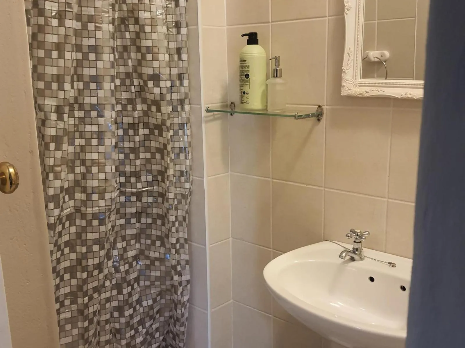 Shower in Gemsbok Cottage