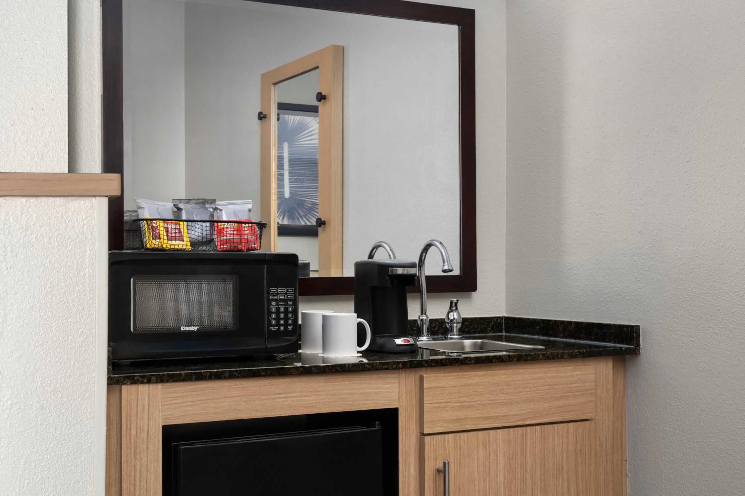 Coffee/tea facilities in Hyatt Place Atlanta Airport North